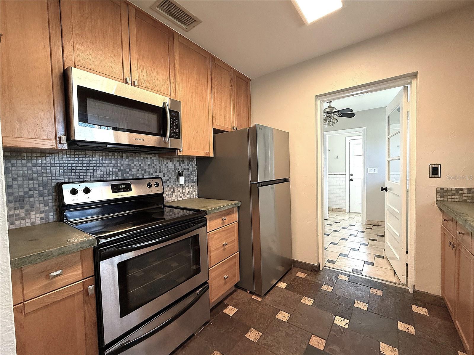 Image 8 of 40 For 105 Aurora Avenue