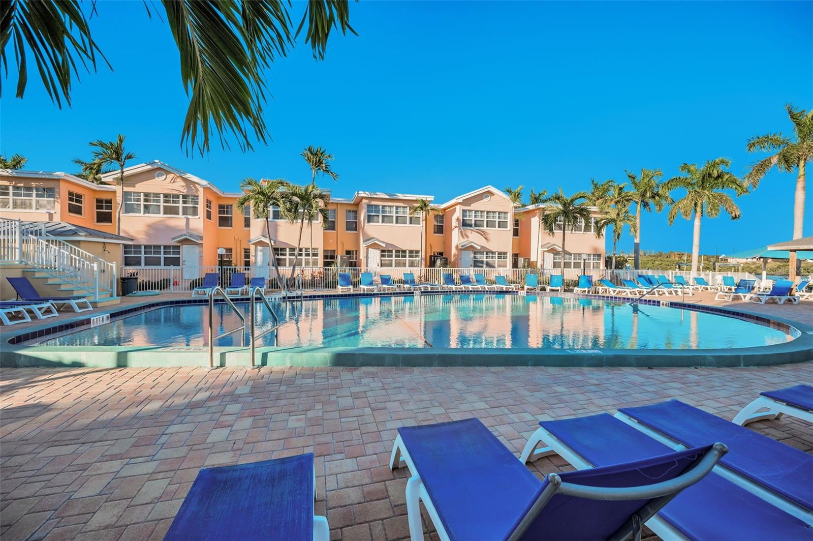 Image 43 of 56 For 19417 Gulf Boulevard F207