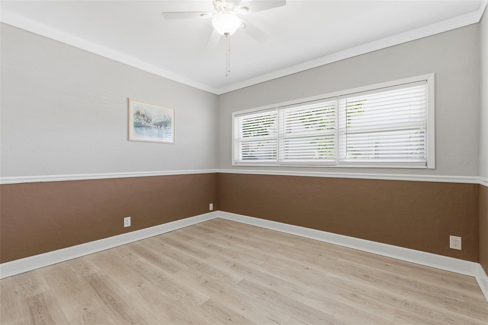 Listing photo id 15 for 4001 58th Street N 14