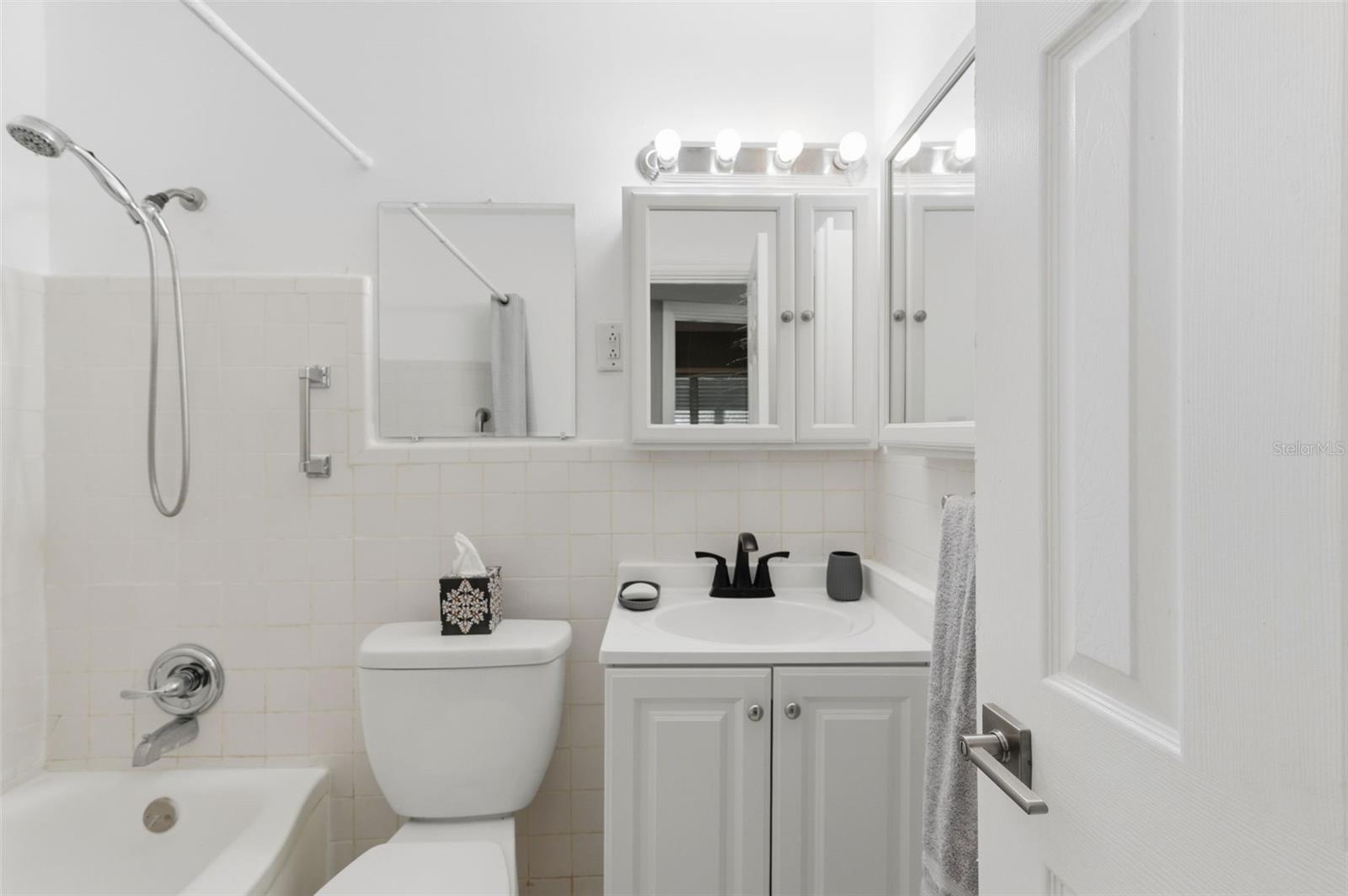 Listing photo id 17 for 4001 58th Street N 14