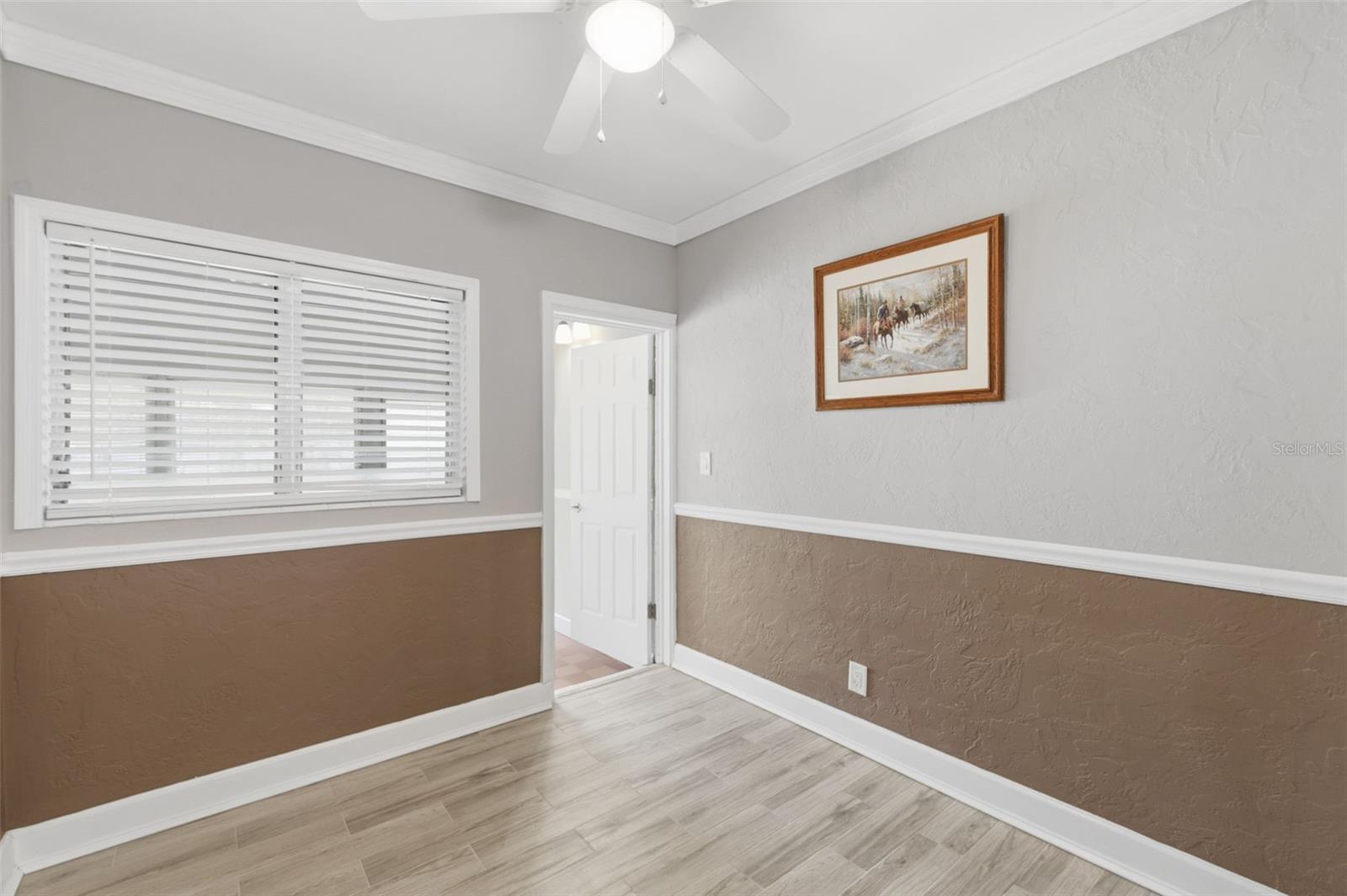 Listing photo id 18 for 4001 58th Street N 14