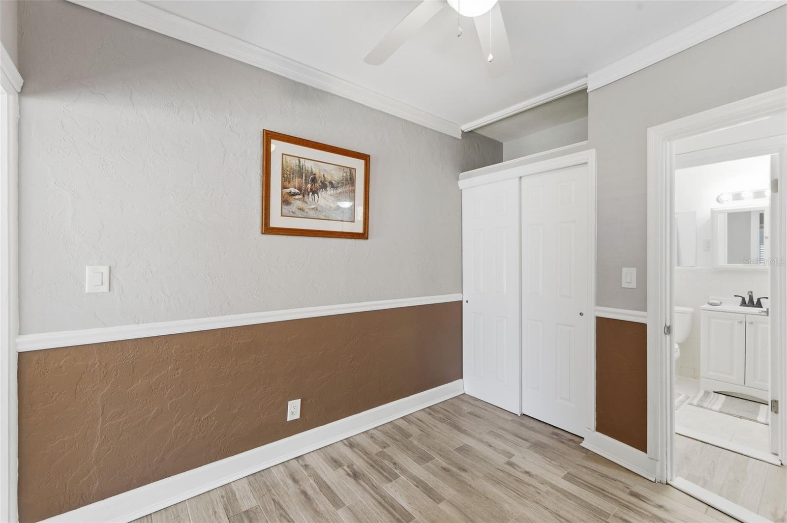 Listing photo id 19 for 4001 58th Street N 14