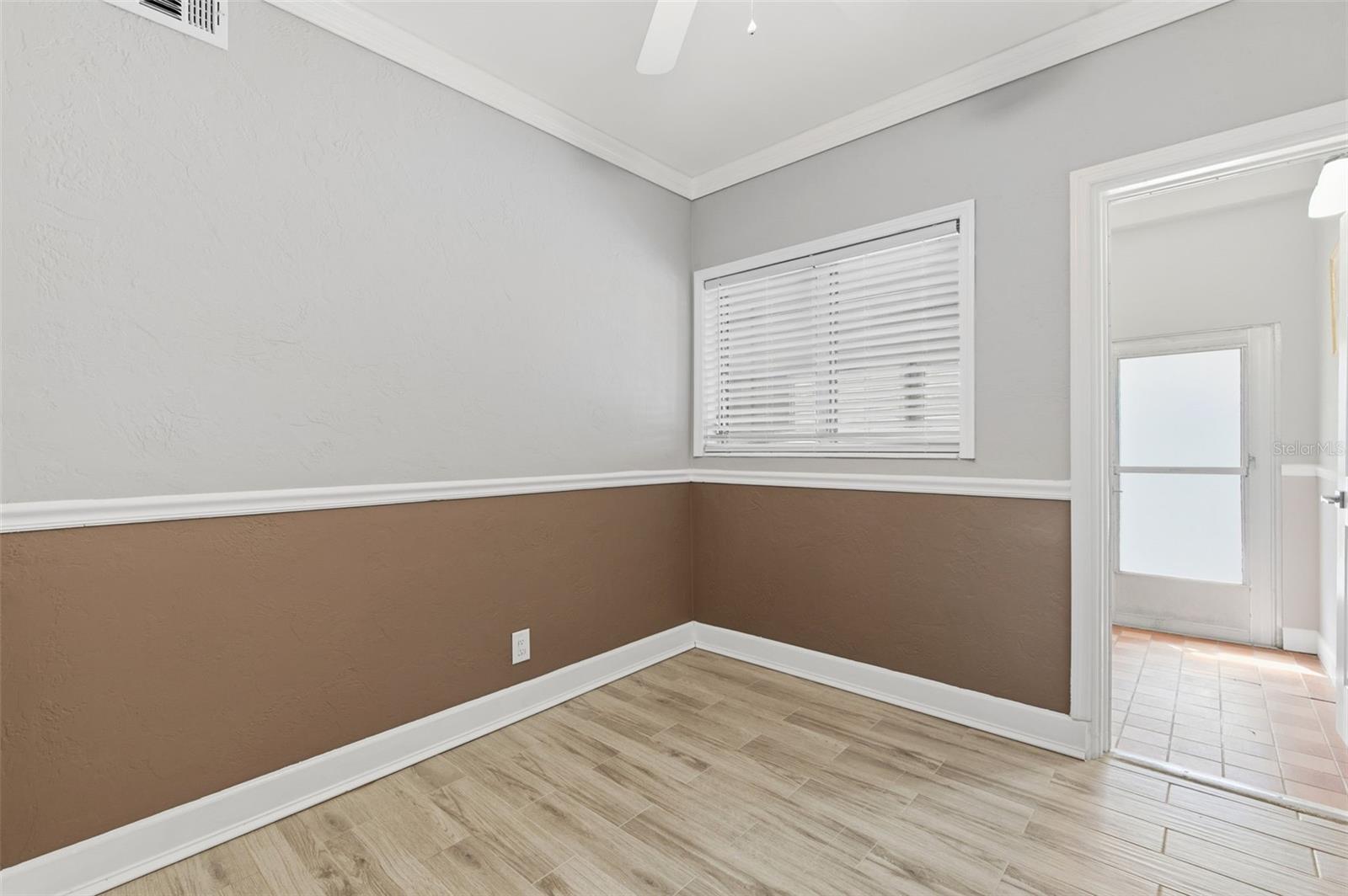 Listing photo id 21 for 4001 58th Street N 14