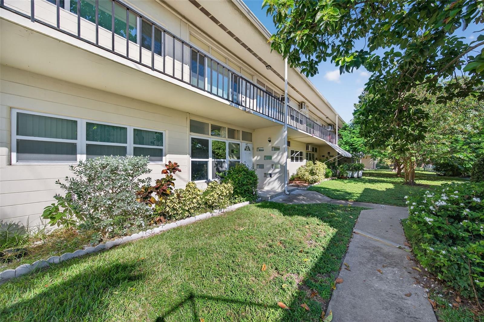 Listing photo id 28 for 4001 58th Street N 14