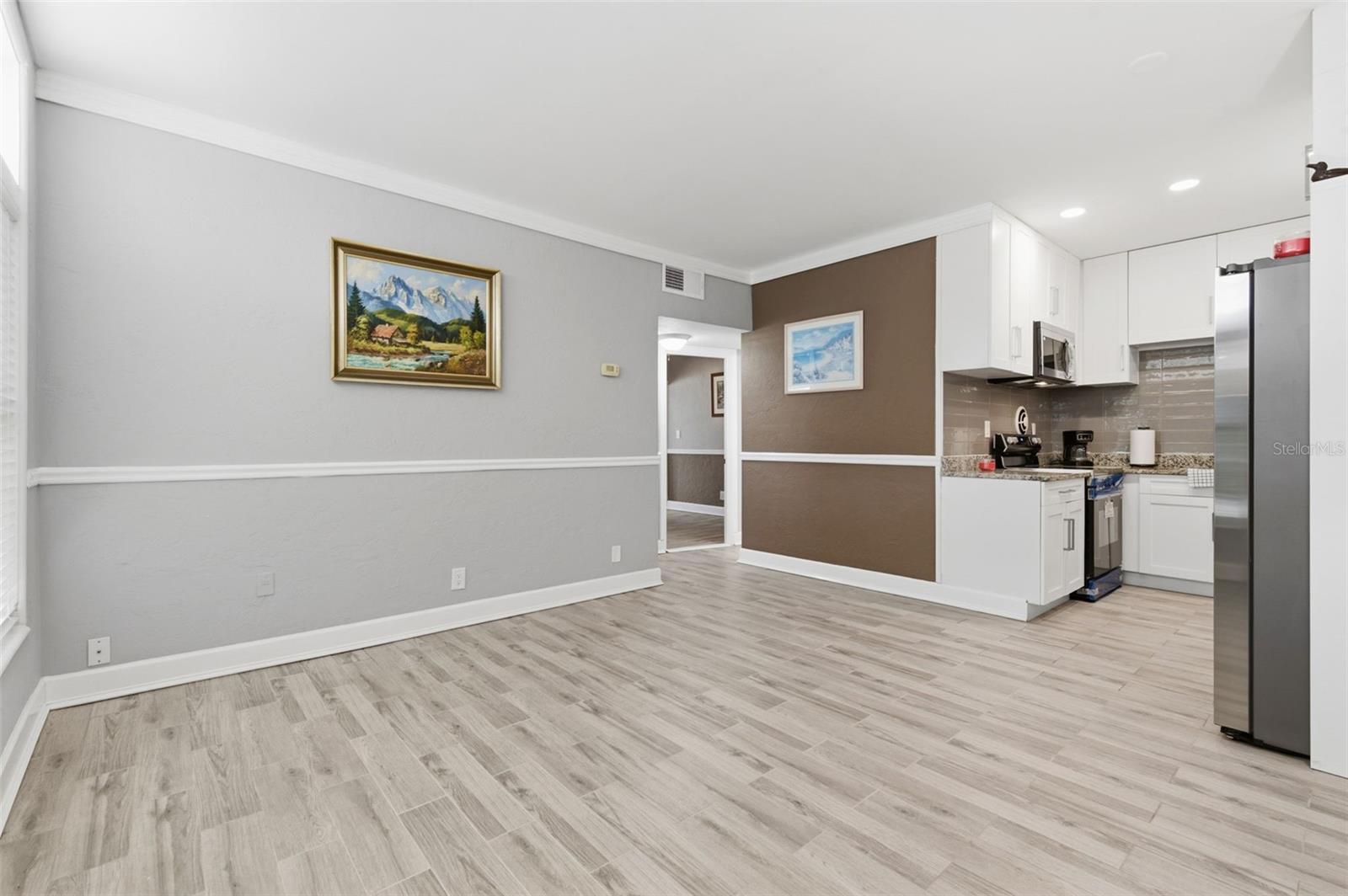 Listing photo id 3 for 4001 58th Street N 14