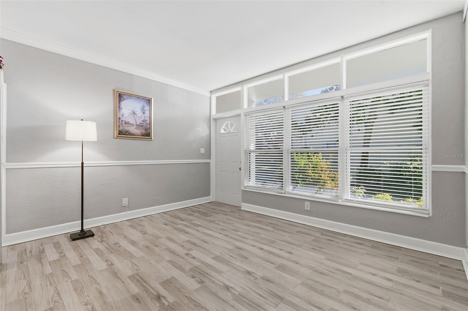 Listing photo id 5 for 4001 58th Street N 14