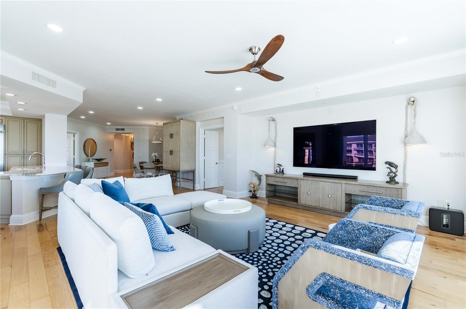 Listing photo id 21 for 11 Baymont Street 702