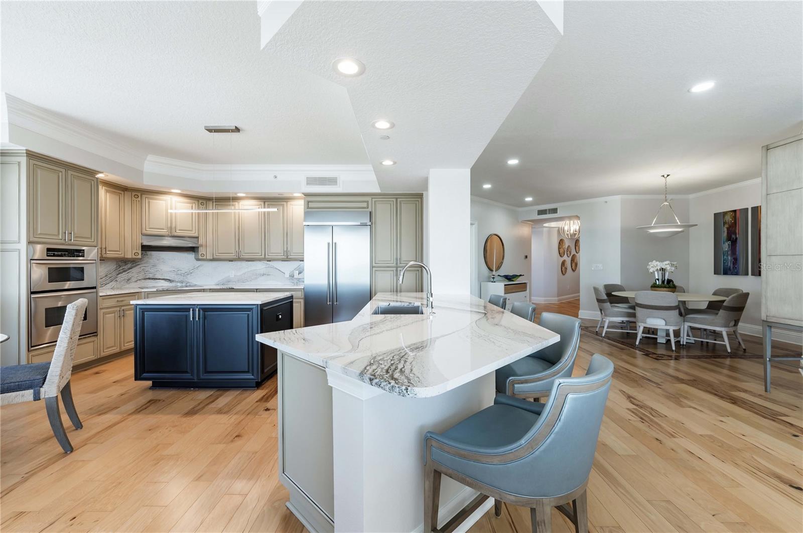 Listing photo id 31 for 11 Baymont Street 702