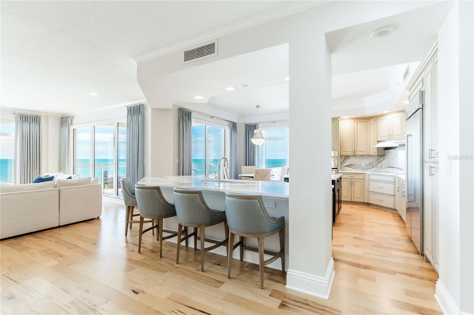 Listing photo id 32 for 11 Baymont Street 702