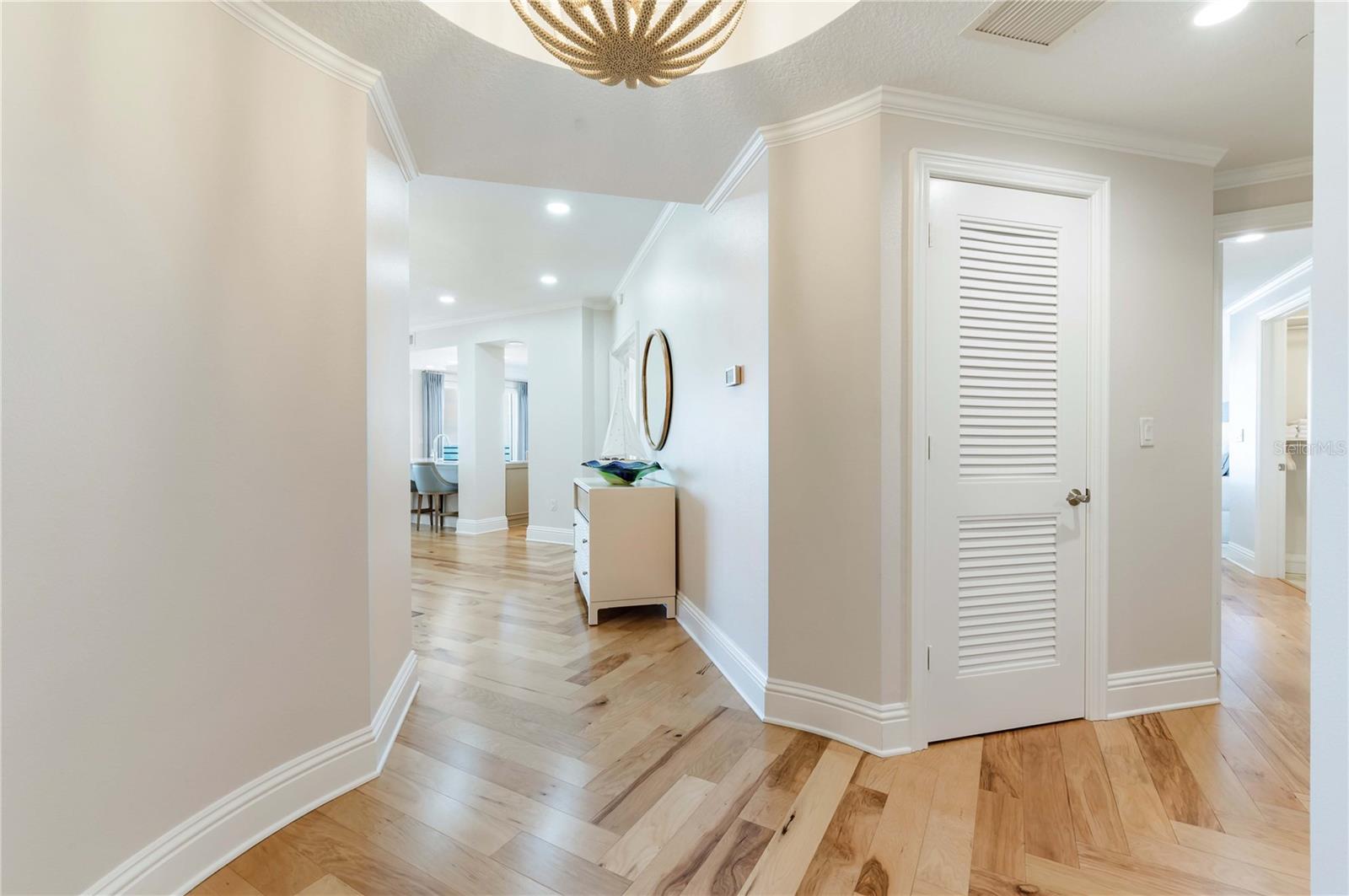 Listing photo id 3 for 11 Baymont Street 702