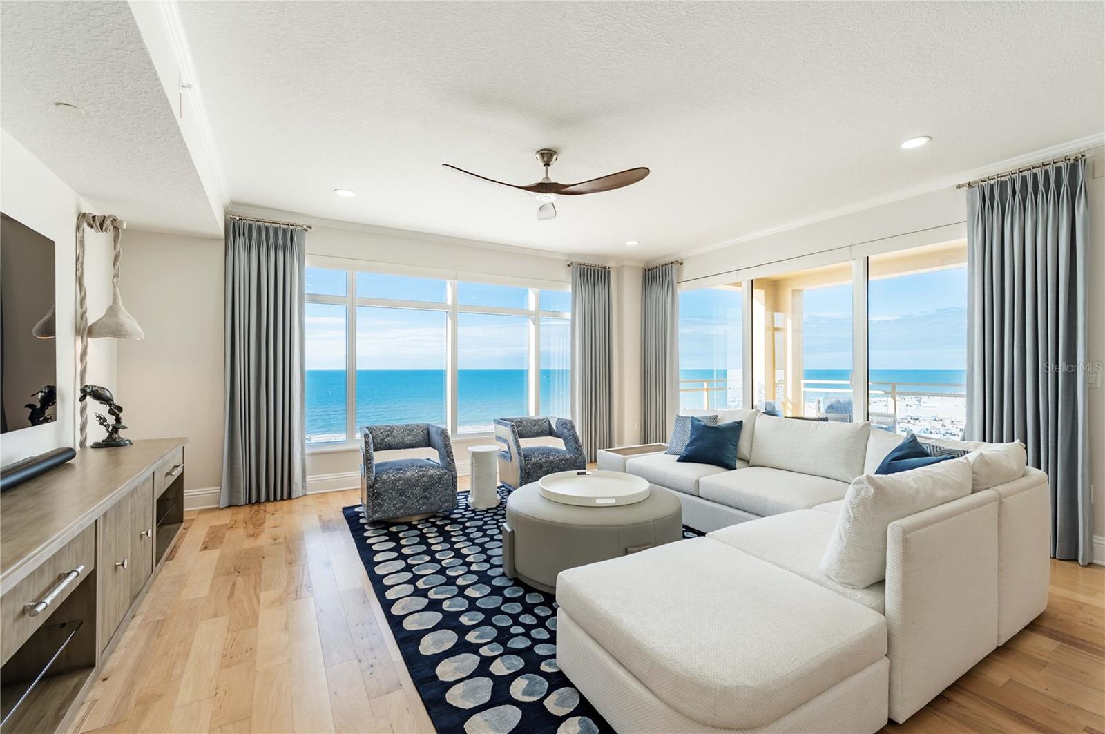 Listing photo id 4 for 11 Baymont Street 702