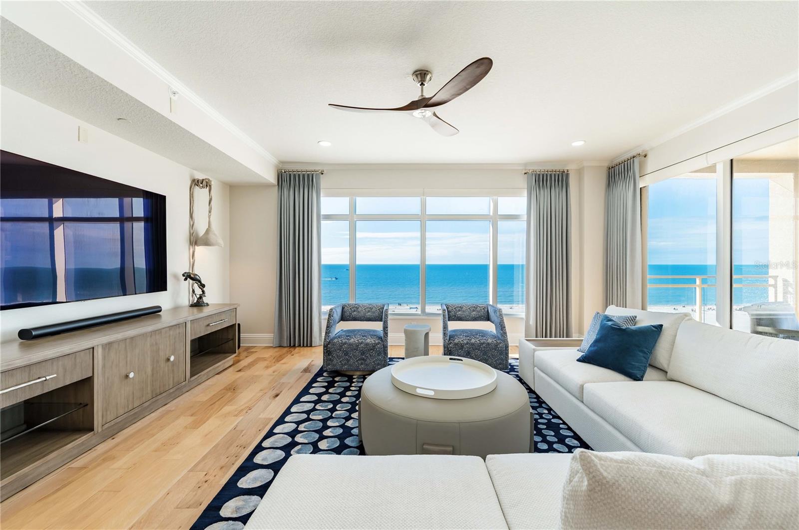 Listing photo id 6 for 11 Baymont Street 702