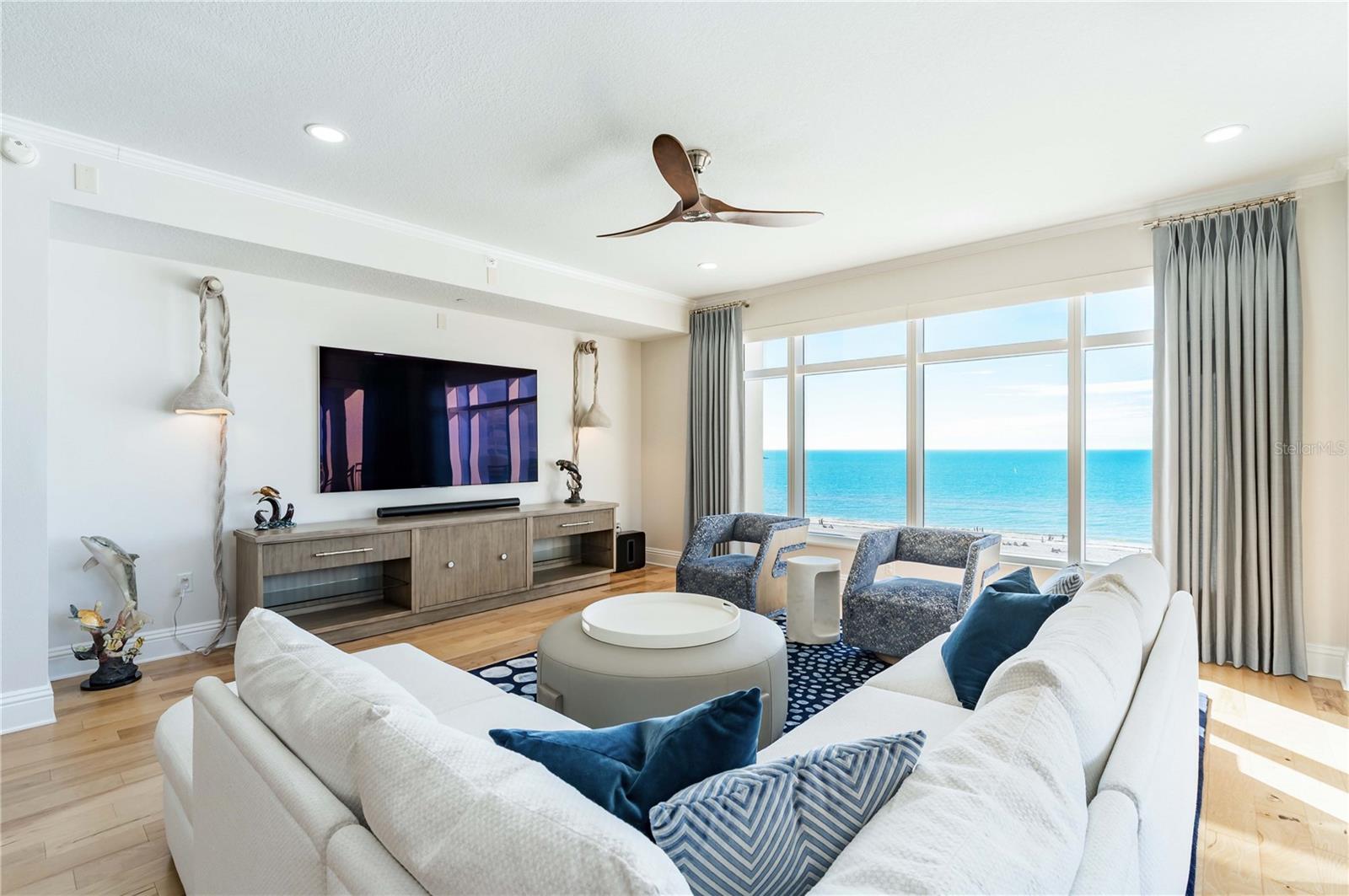 Listing photo id 7 for 11 Baymont Street 702