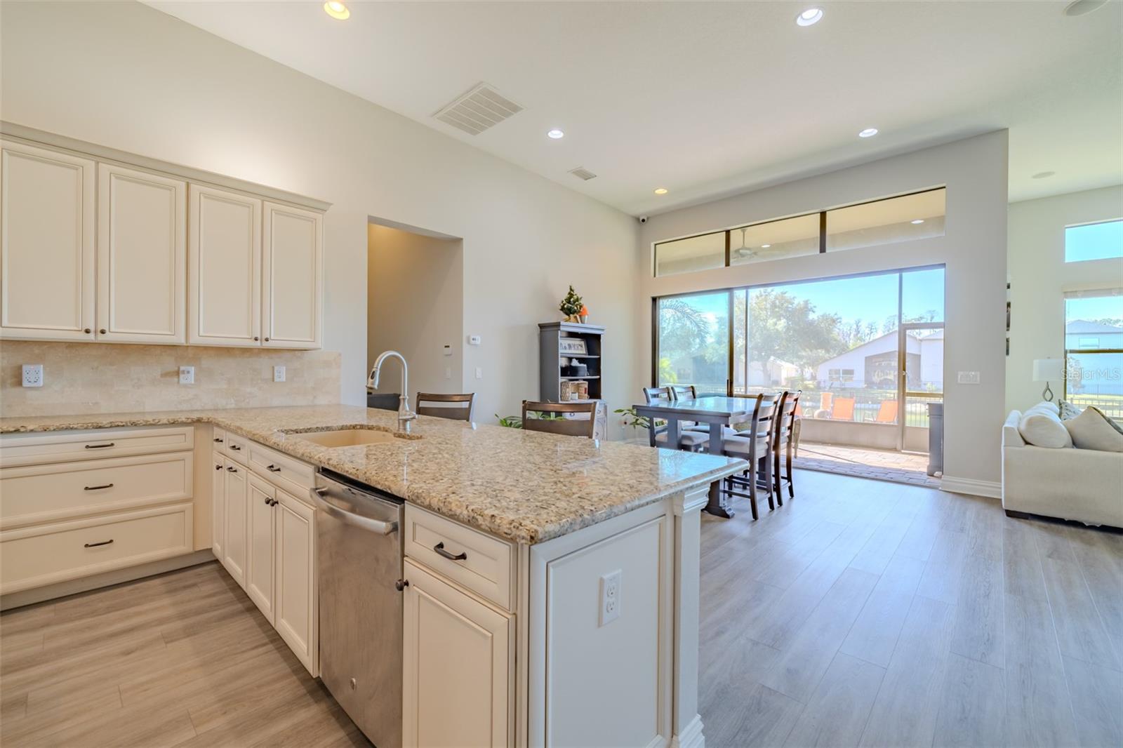 Image 8 of 65 For 4950 Diamonds Palm