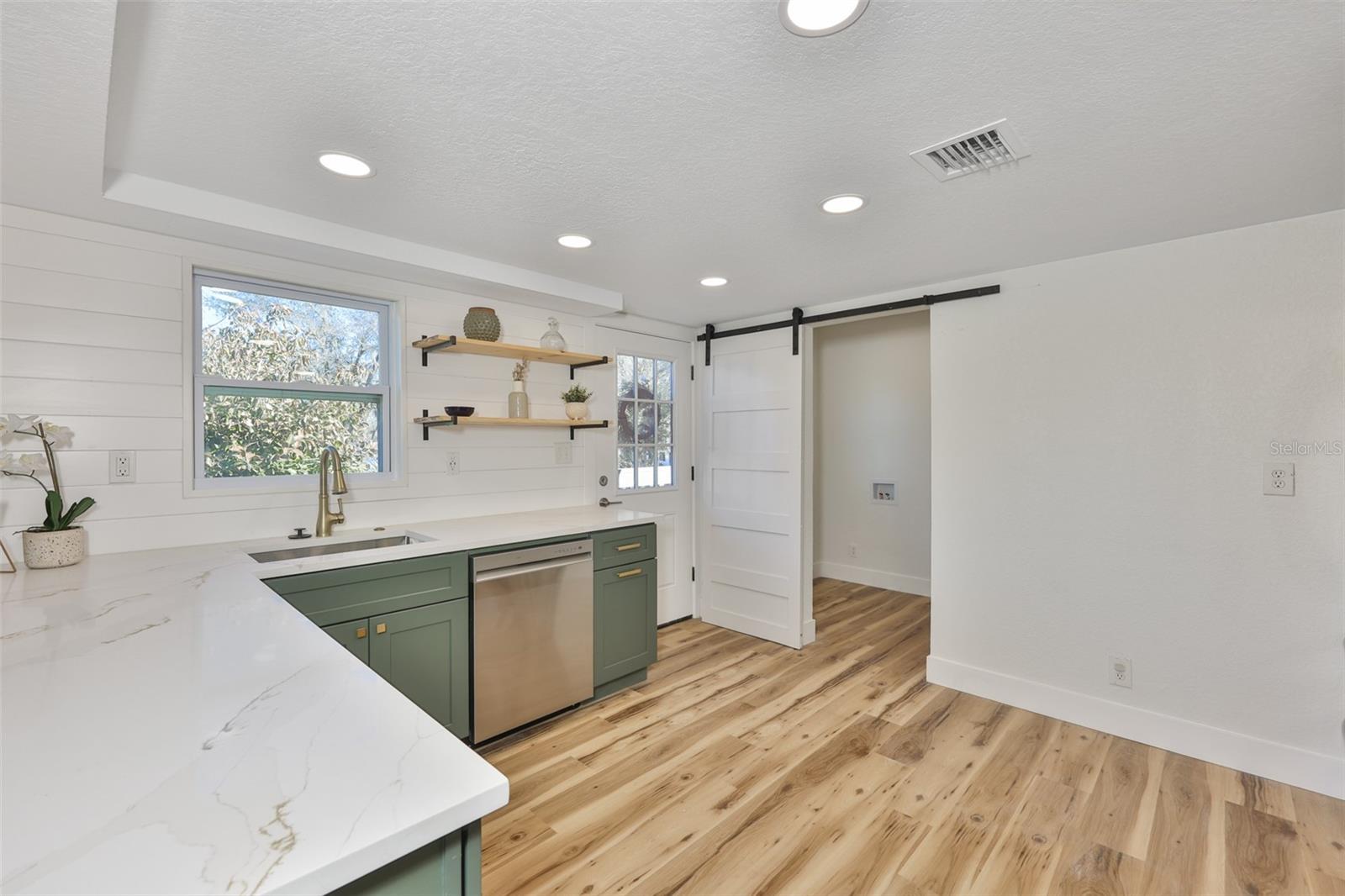 Listing photo id 4 for 18711 Red Bird Lane