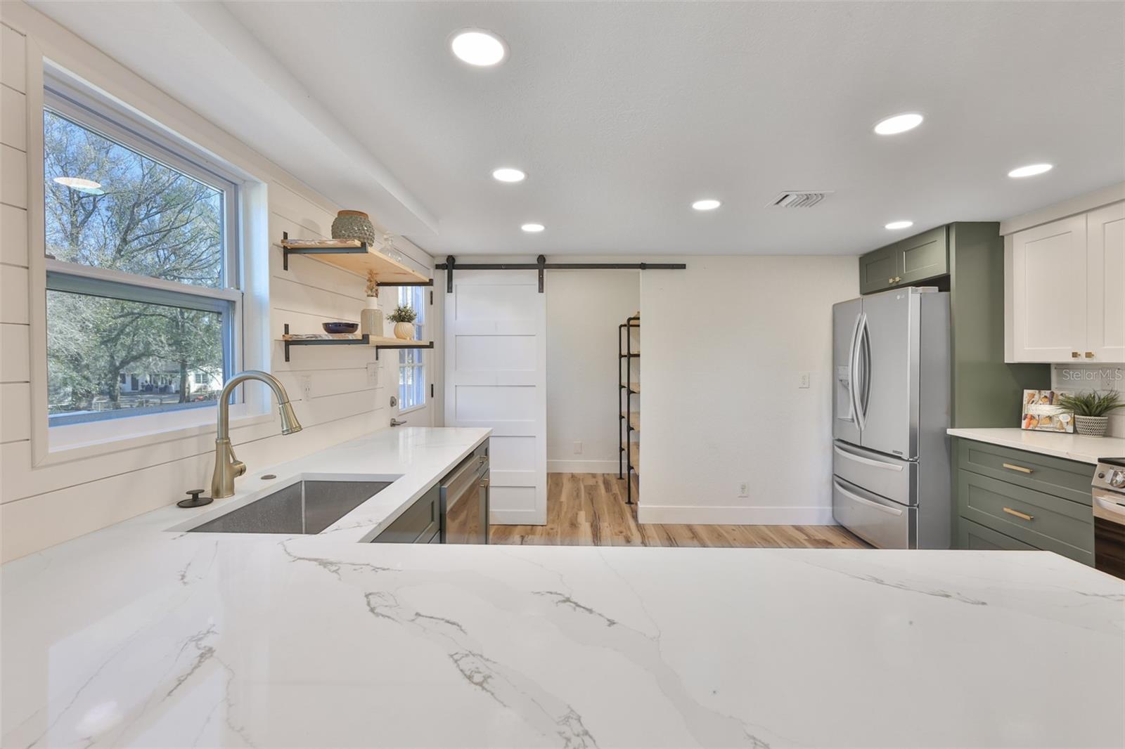 Listing photo id 5 for 18711 Red Bird Lane