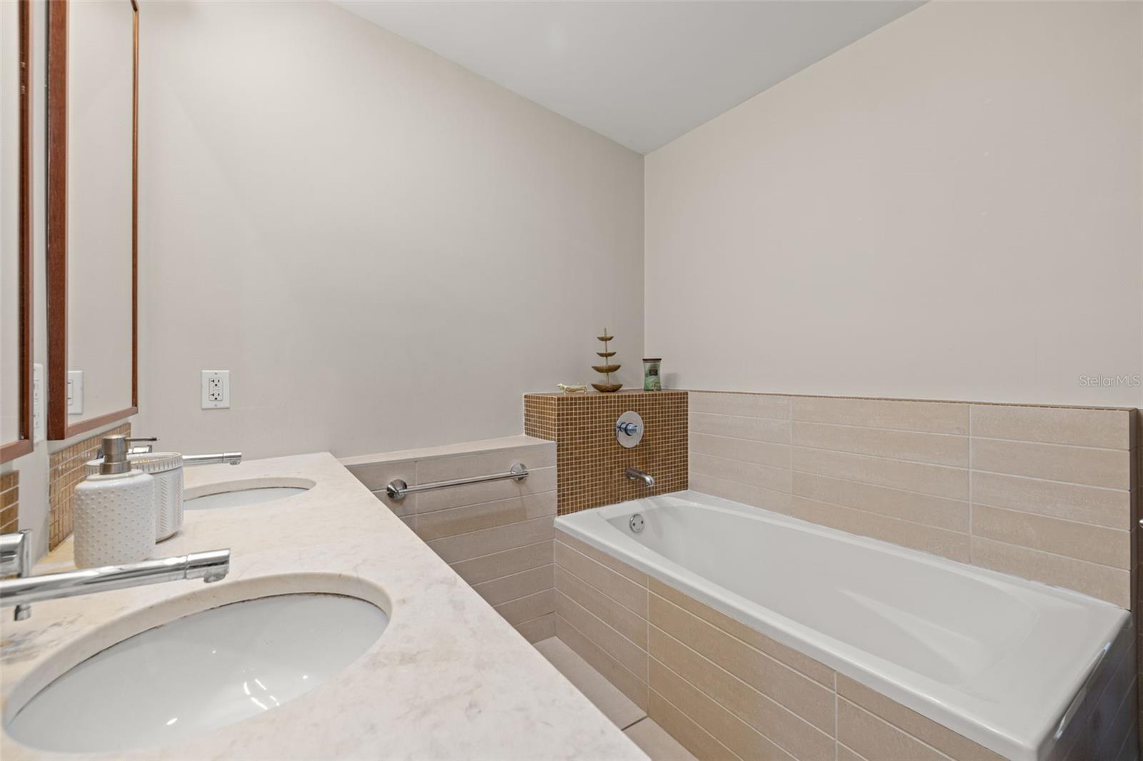 Image 15 of 33 For 912 Channelside Drive 2517