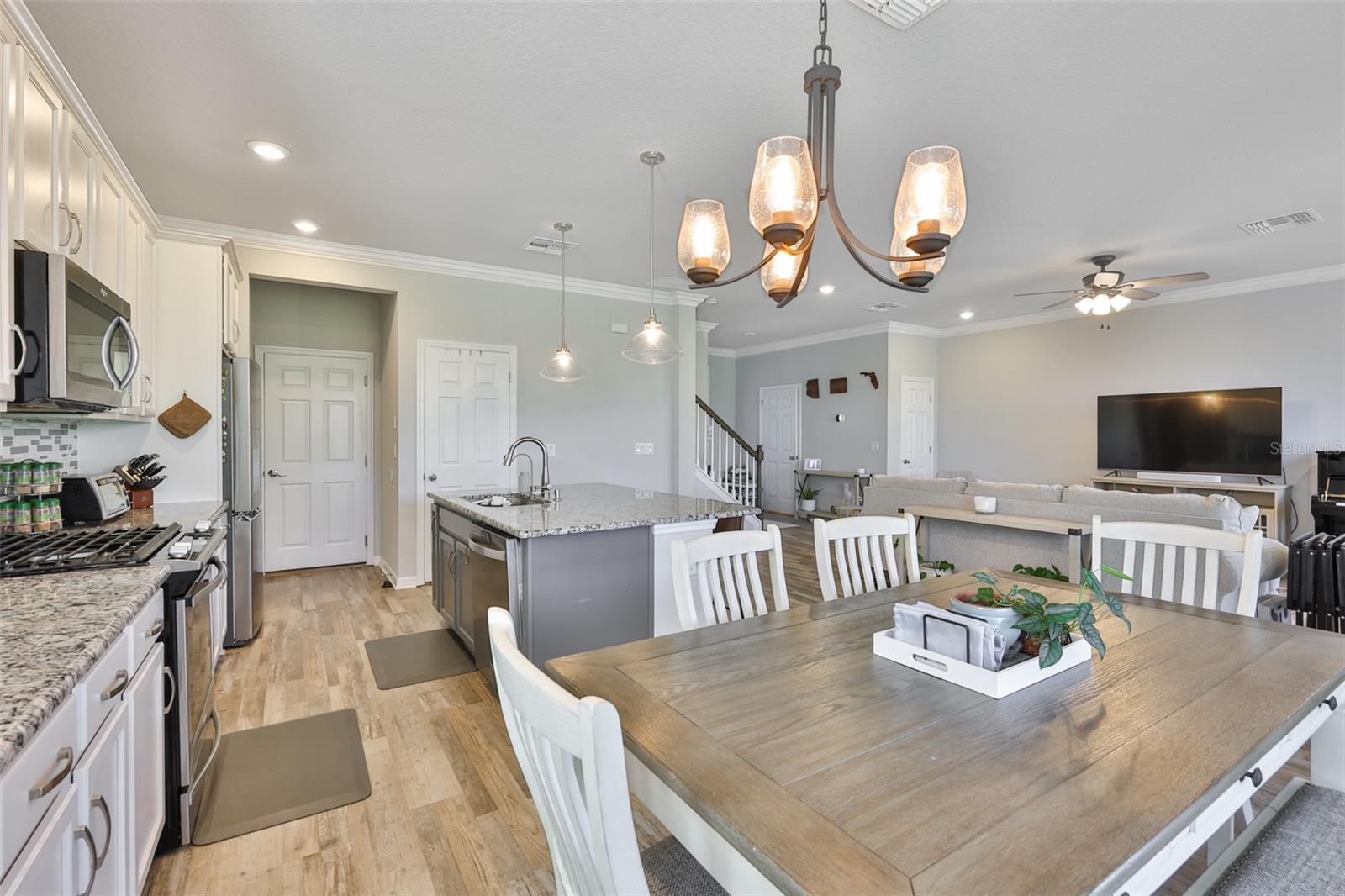 Listing photo id 8 for 7204 Paradiso Drive