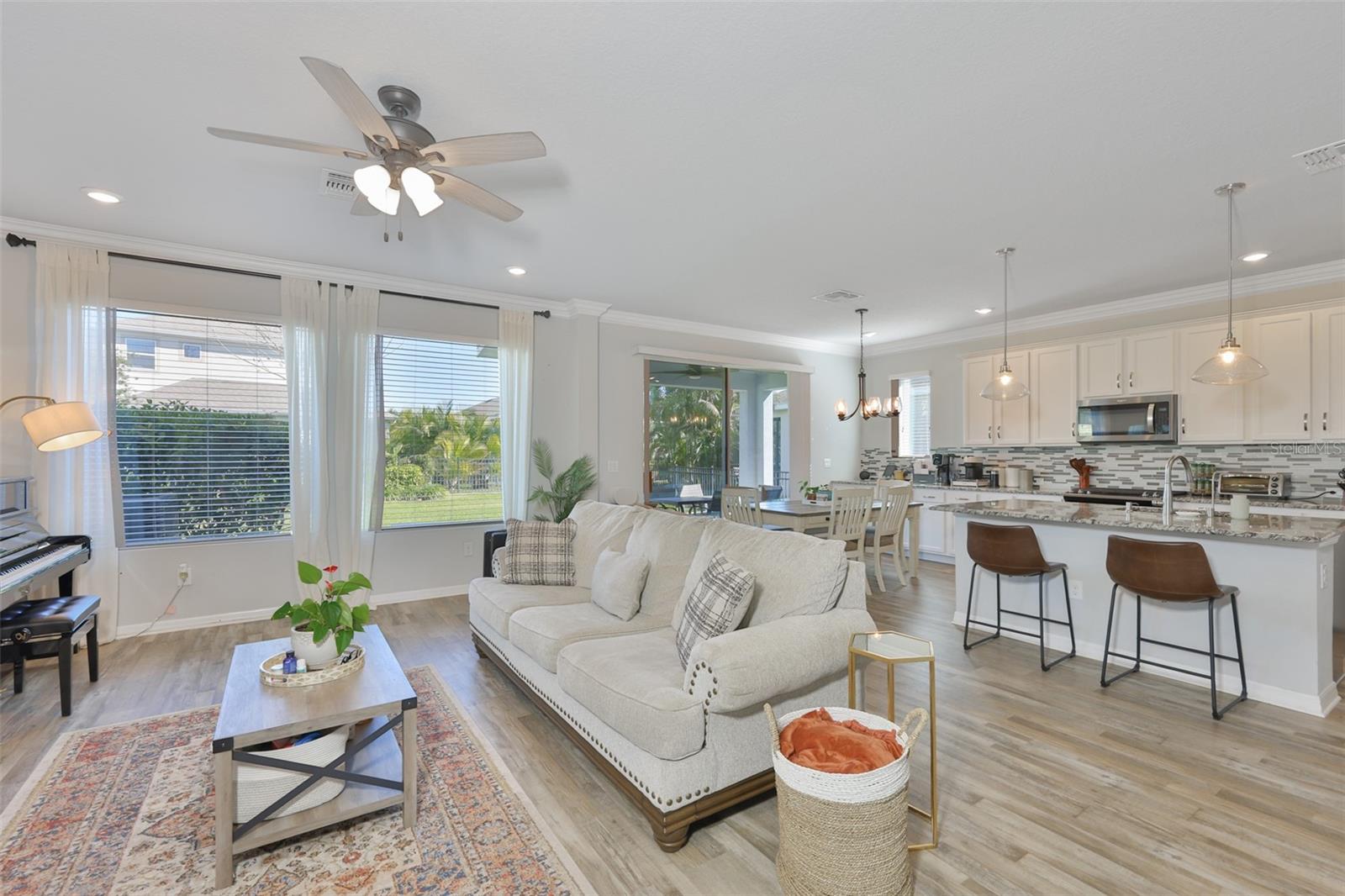 Listing photo id 4 for 7204 Paradiso Drive