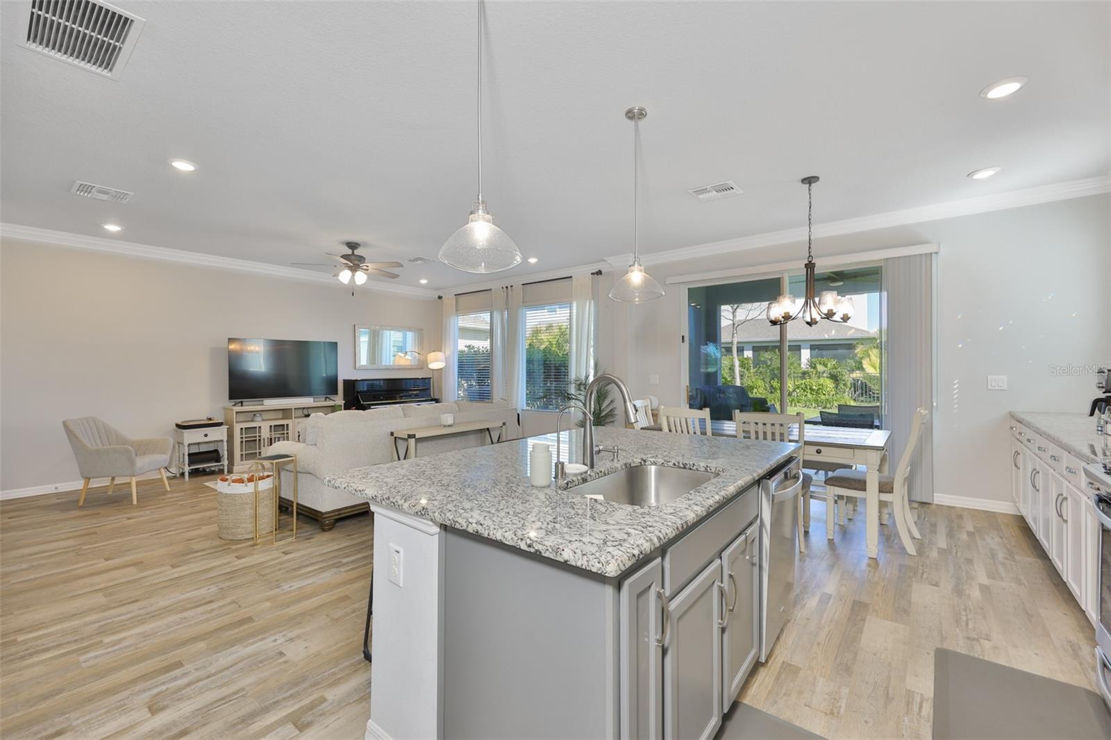 Listing photo id 7 for 7204 Paradiso Drive