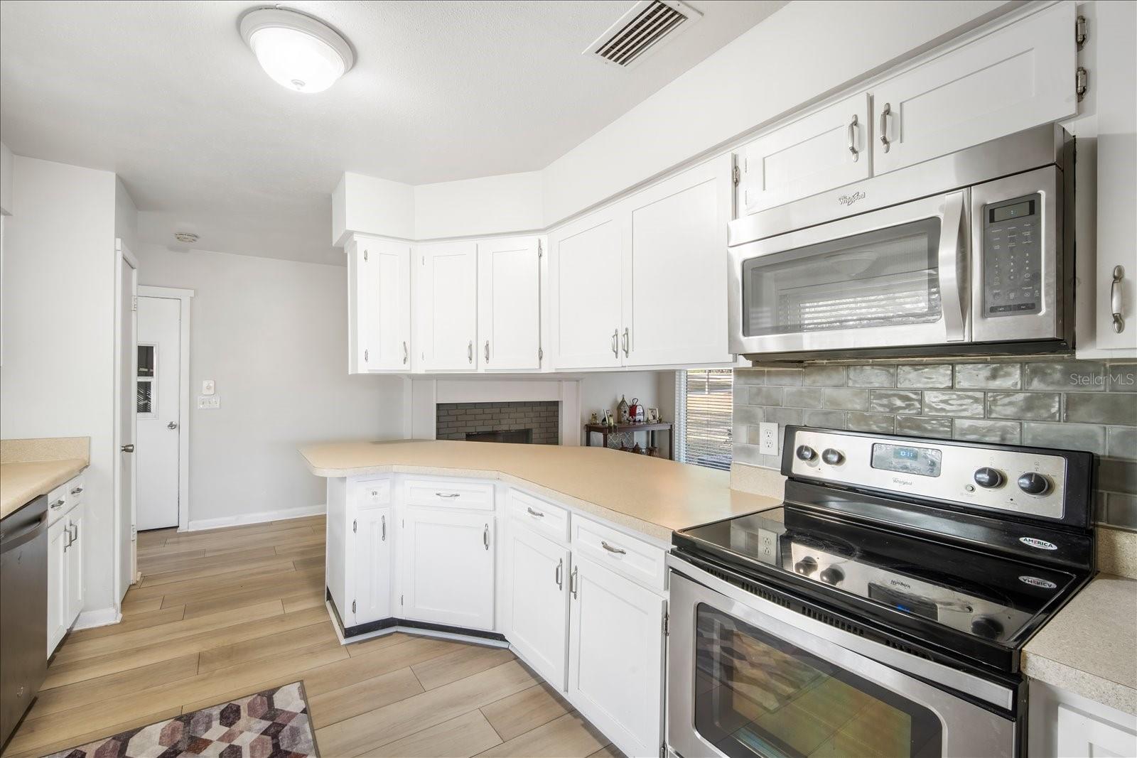 Listing photo id 8 for 1016 Lady Guinevere Drive