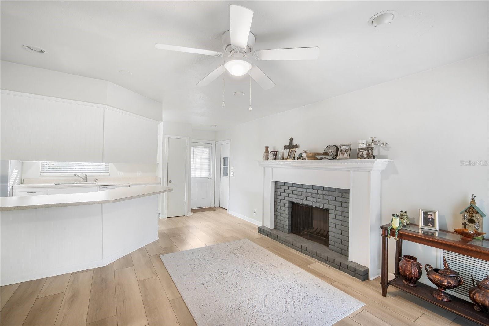 Listing photo id 11 for 1016 Lady Guinevere Drive