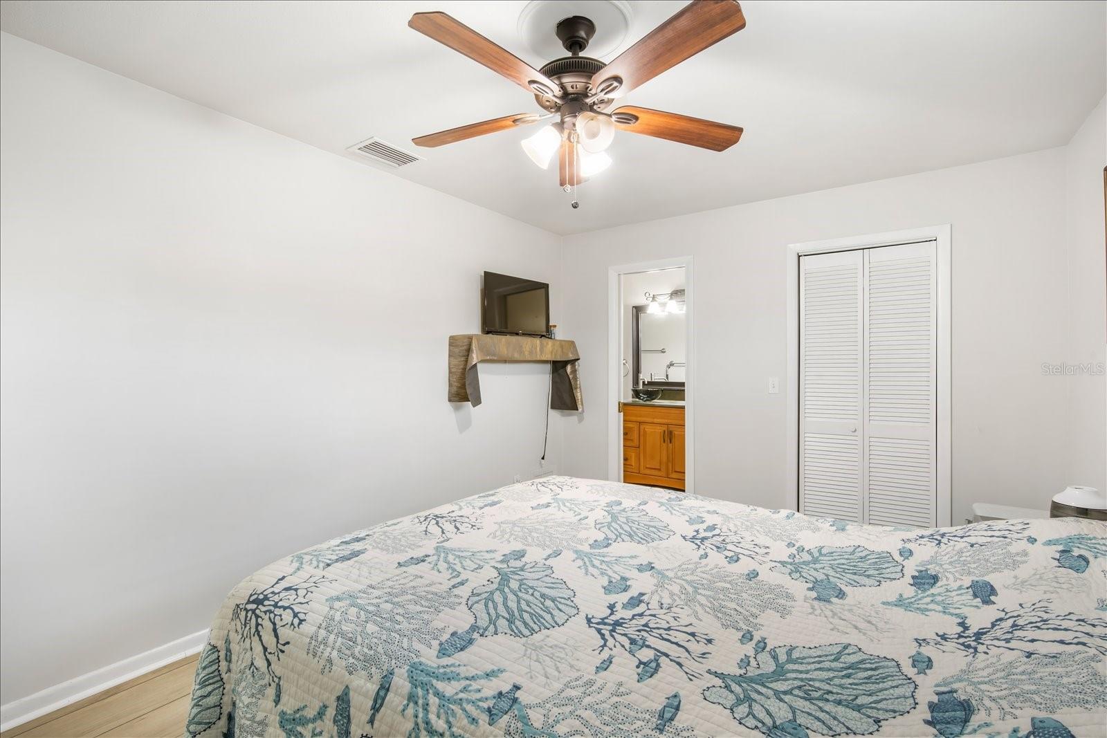 Listing photo id 14 for 1016 Lady Guinevere Drive