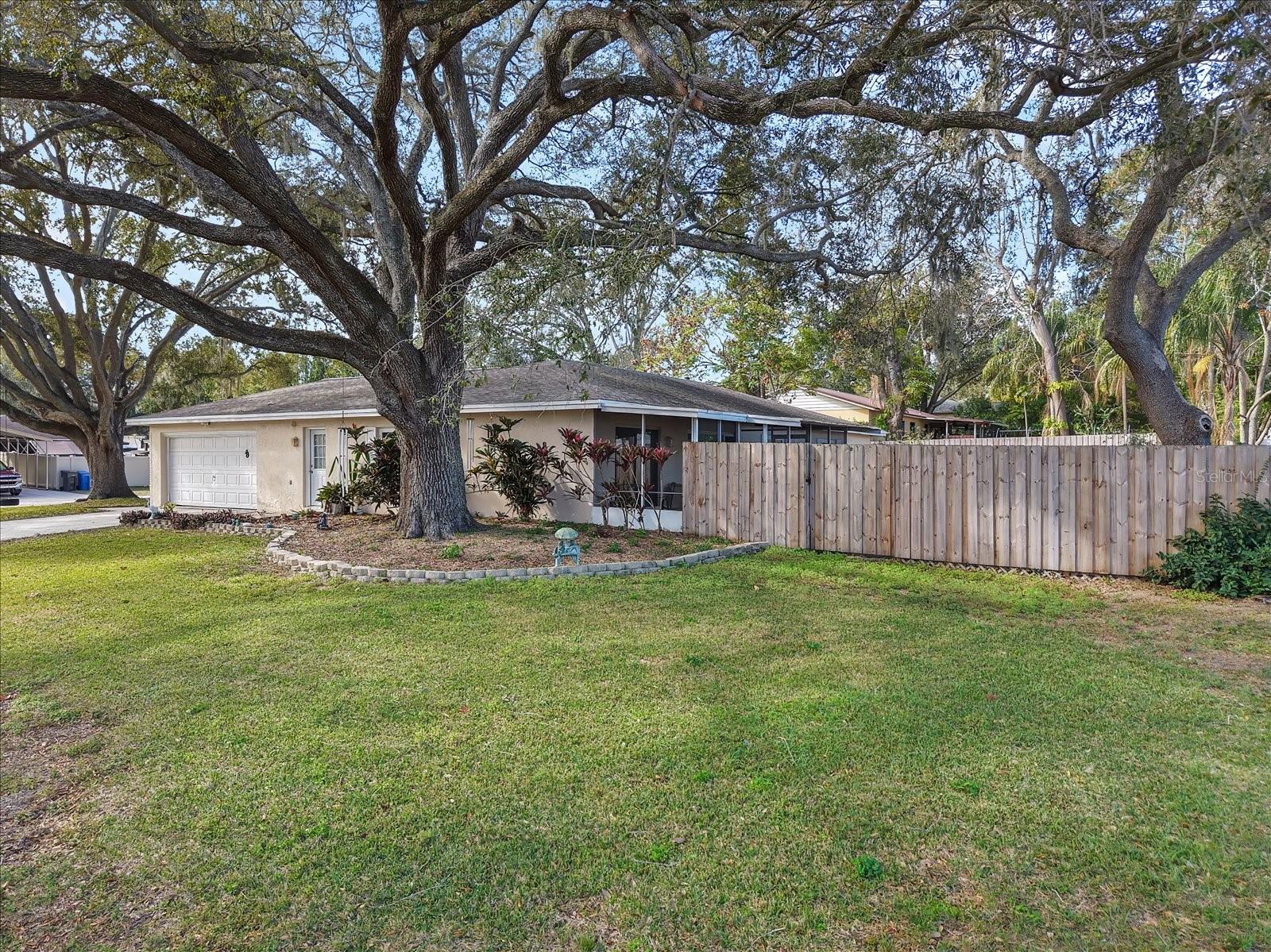 Listing photo id 25 for 1016 Lady Guinevere Drive