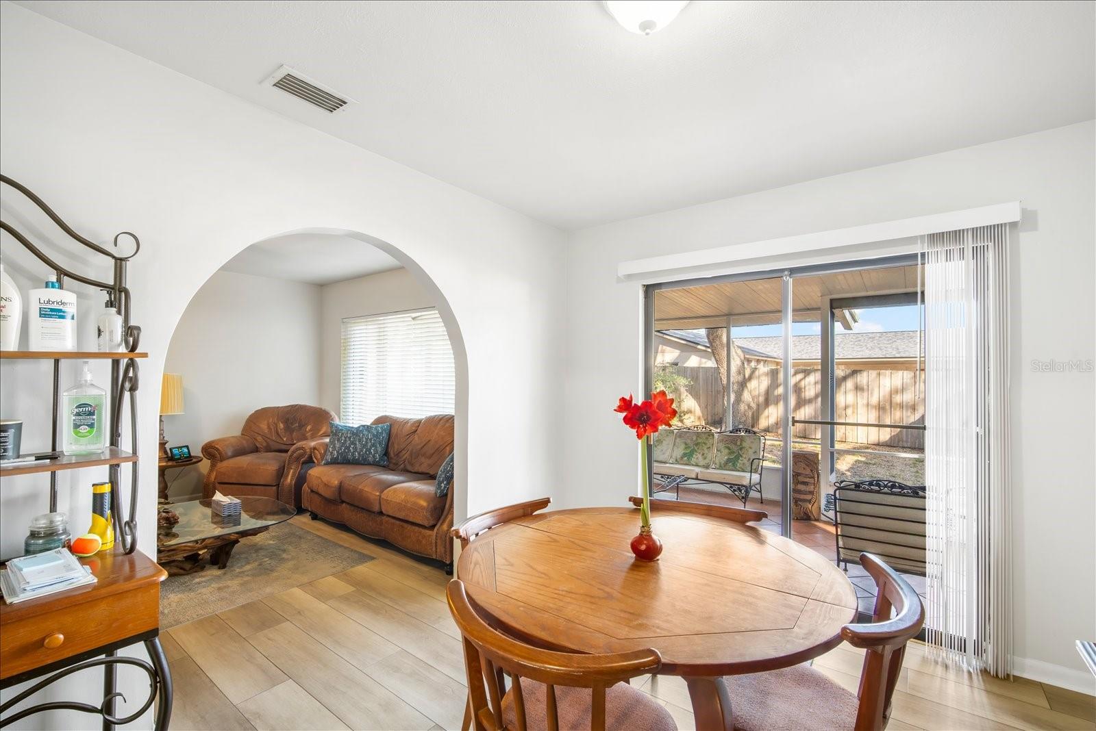 Listing photo id 4 for 1016 Lady Guinevere Drive