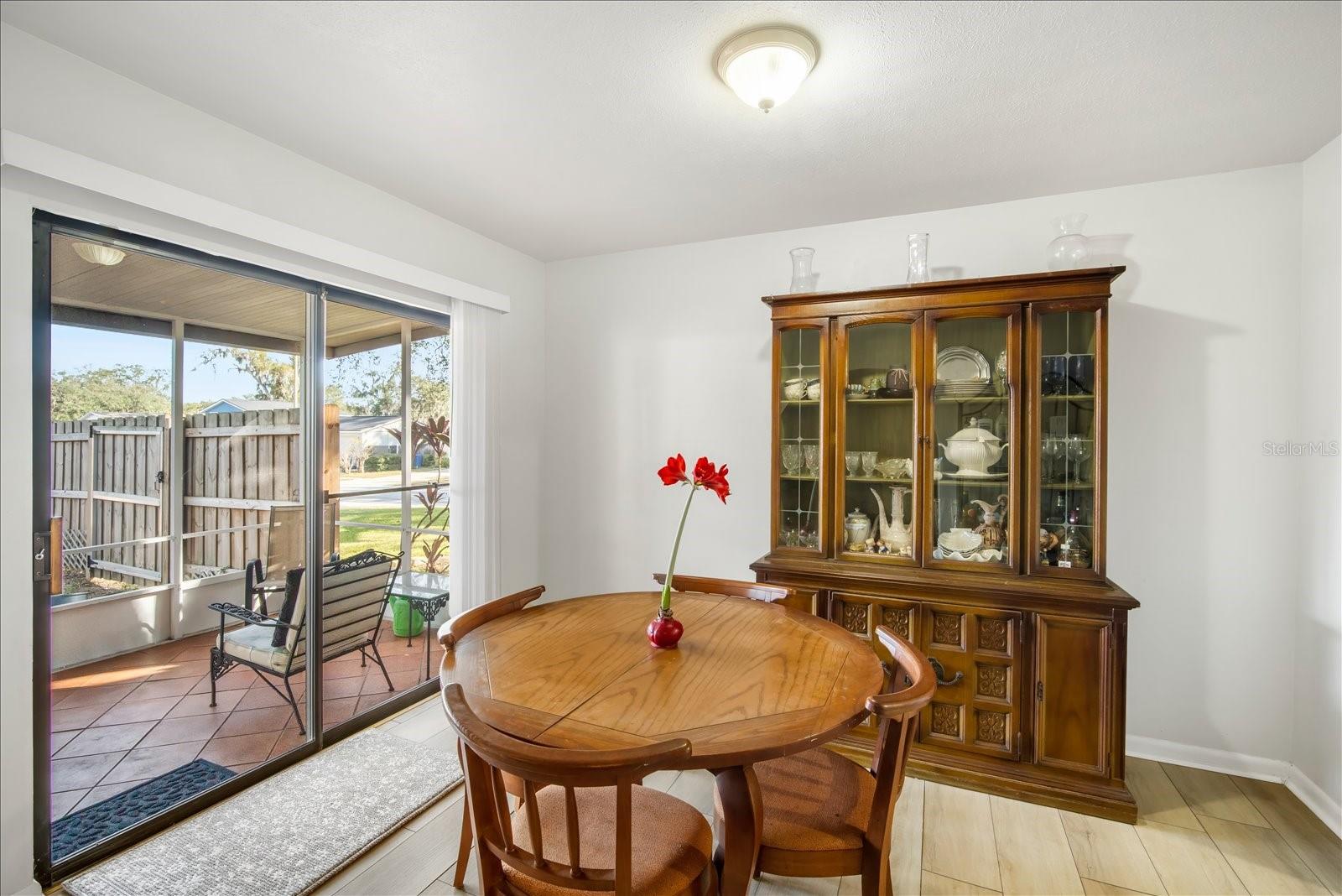 Listing photo id 5 for 1016 Lady Guinevere Drive