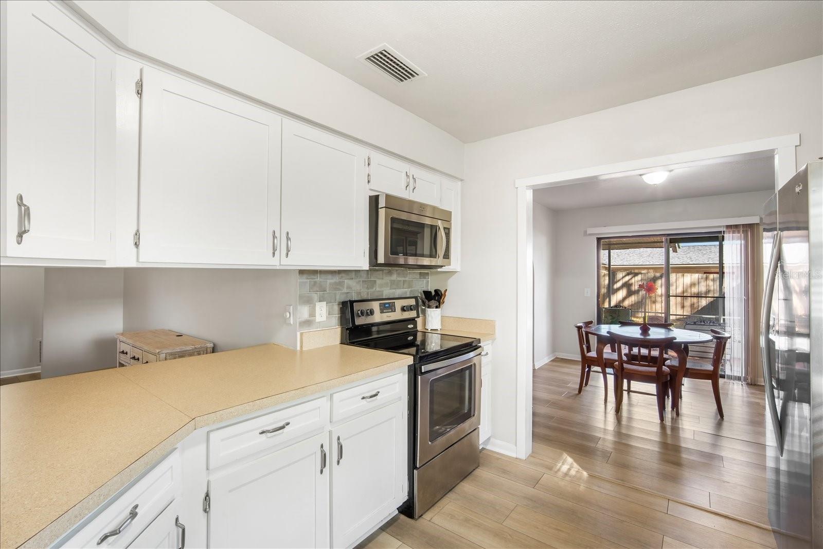 Listing photo id 7 for 1016 Lady Guinevere Drive