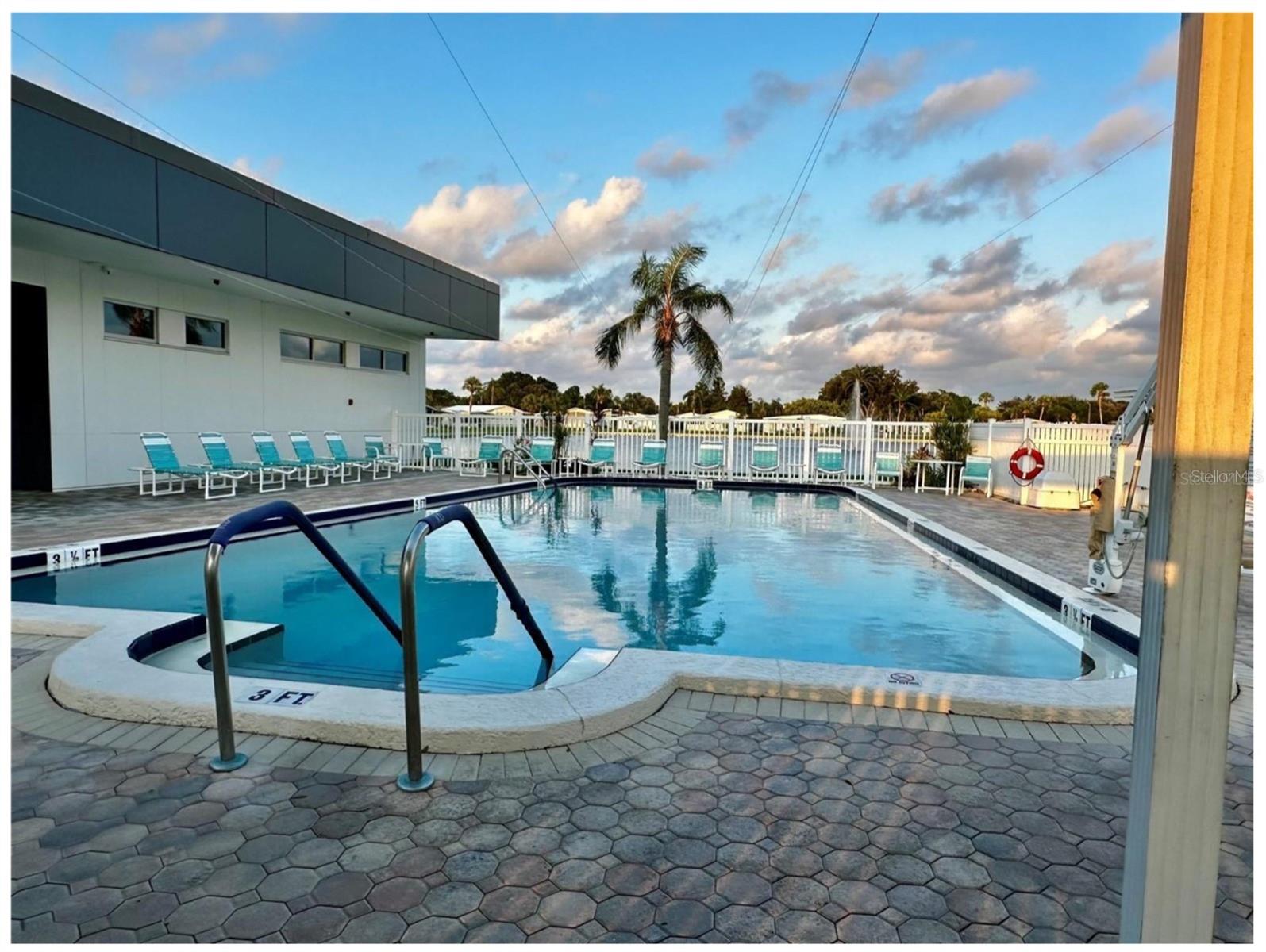 Listing photo id 5 for 1100 Belcher Road S 152