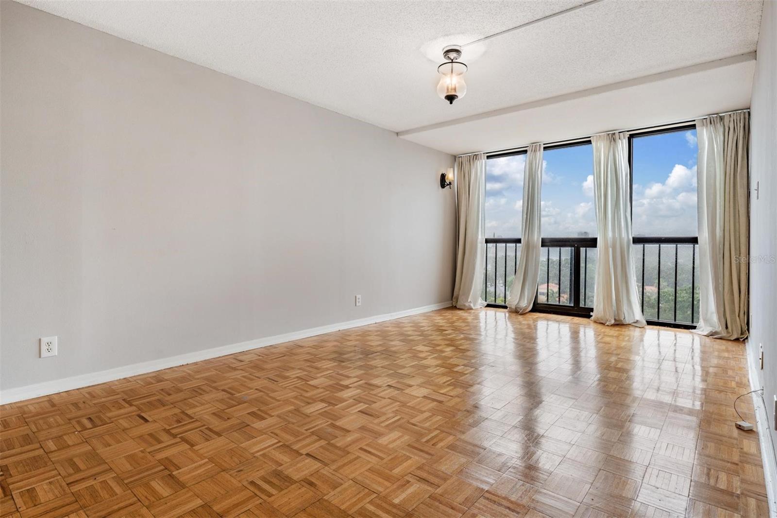 Image 13 of 34 For 3211 Swann Avenue 907