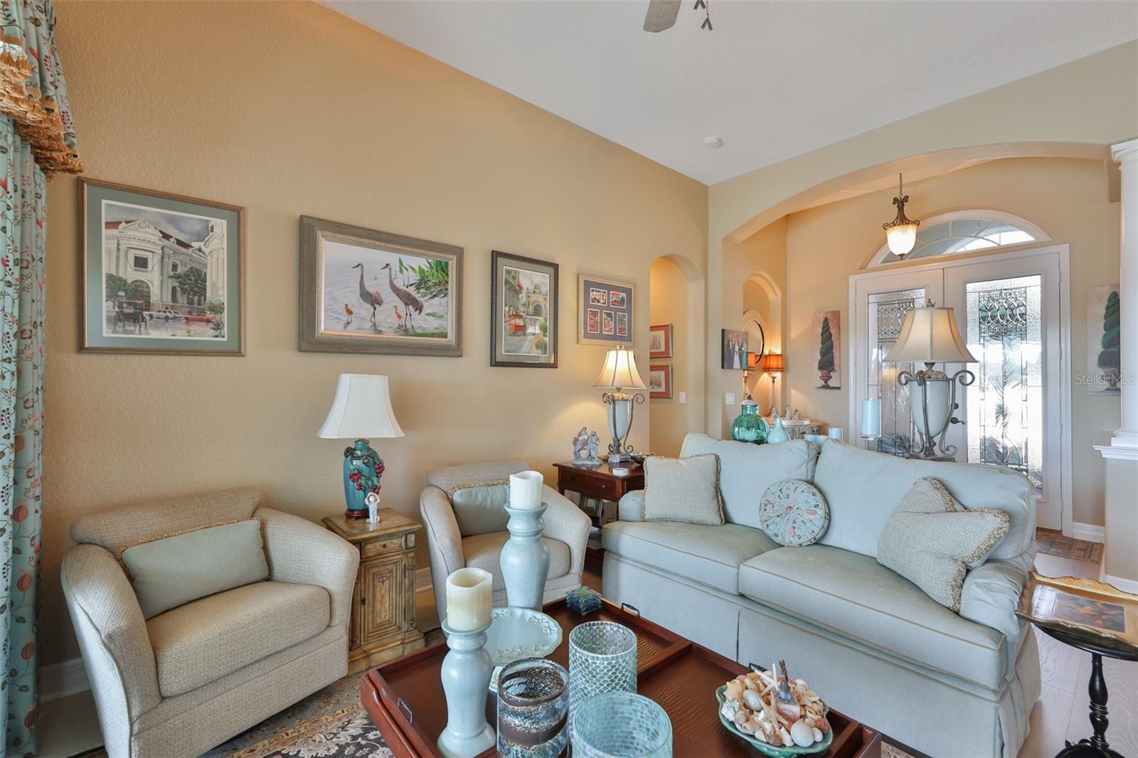 Listing photo id 4 for 328 Noble Faire Drive