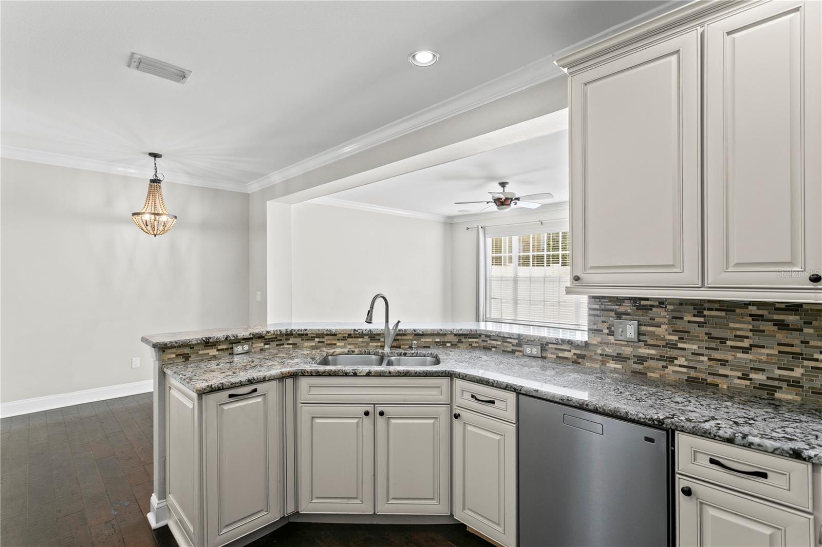 Image 16 of 63 For 305 Inner Harbour Circle