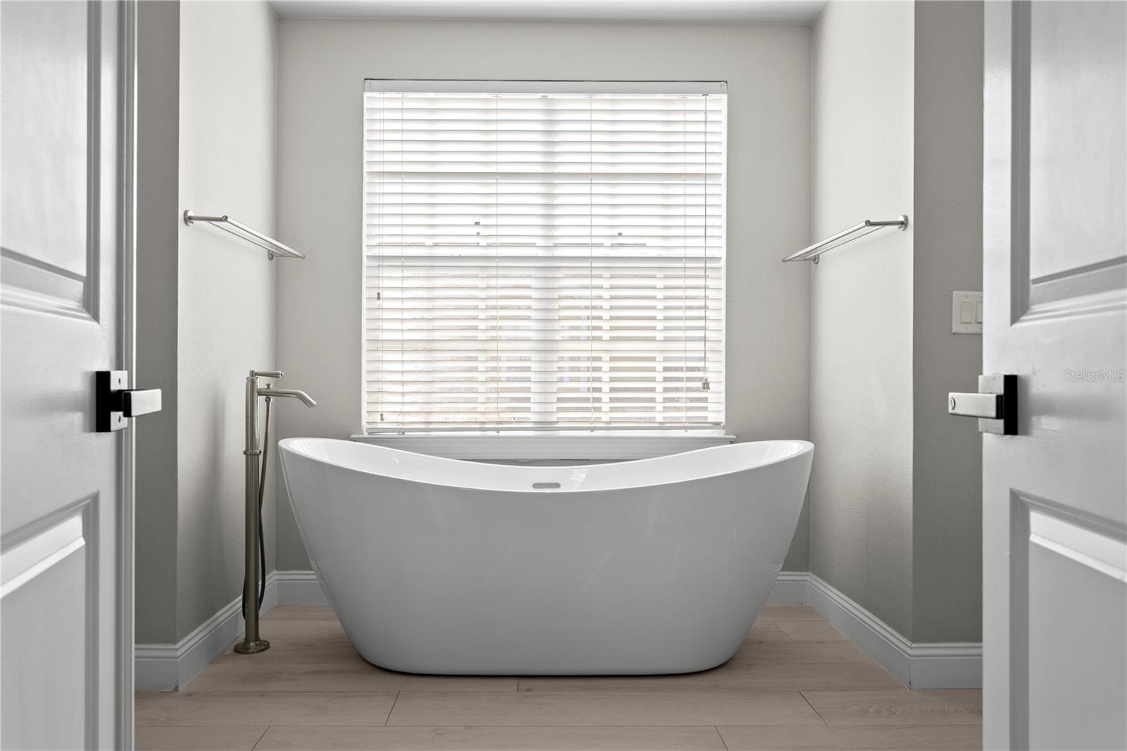 Image 21 of 63 For 305 Inner Harbour Circle