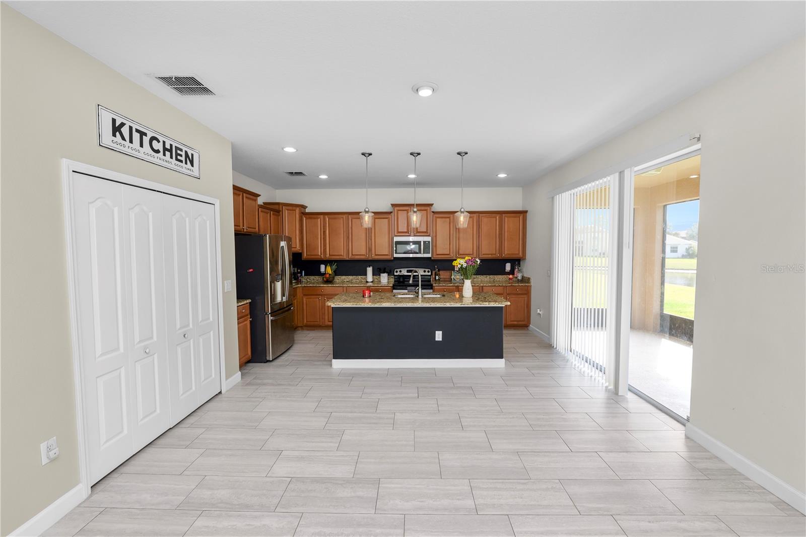 Listing photo id 10 for 10615 Lucaya Drive