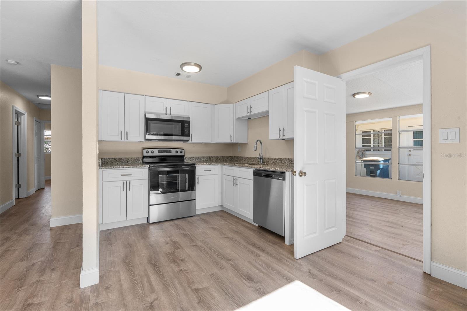 Listing photo id 8 for 1010 Fairmont Street