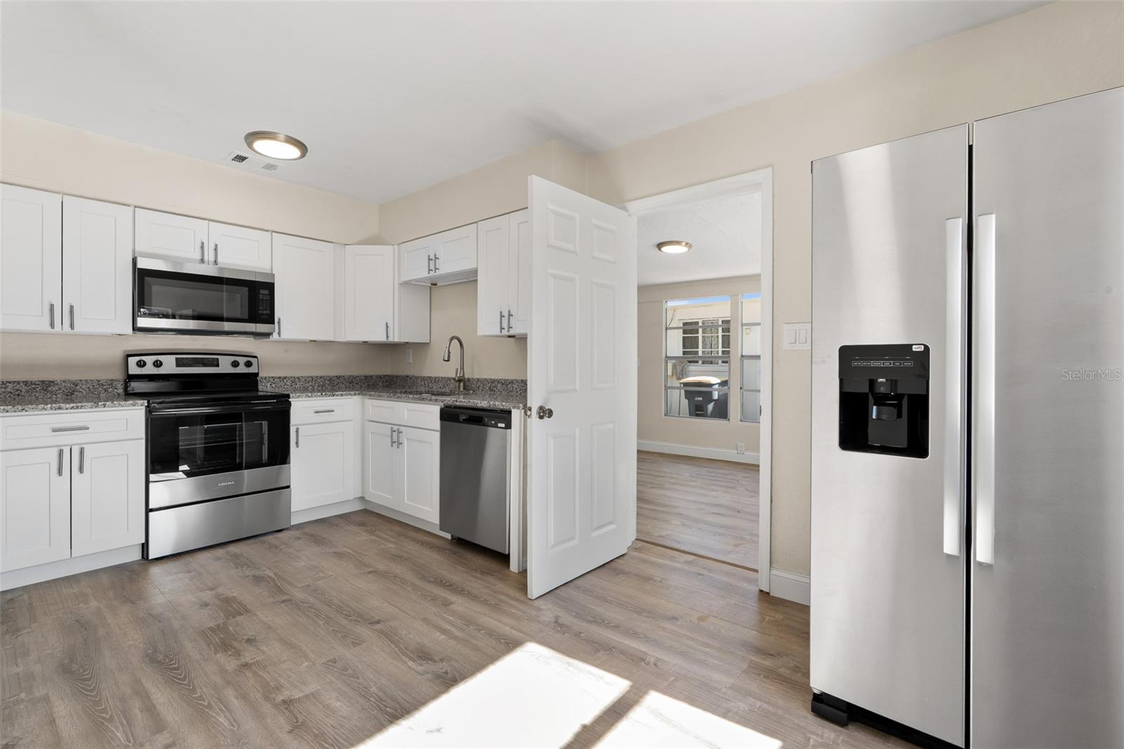 Listing photo id 9 for 1010 Fairmont Street