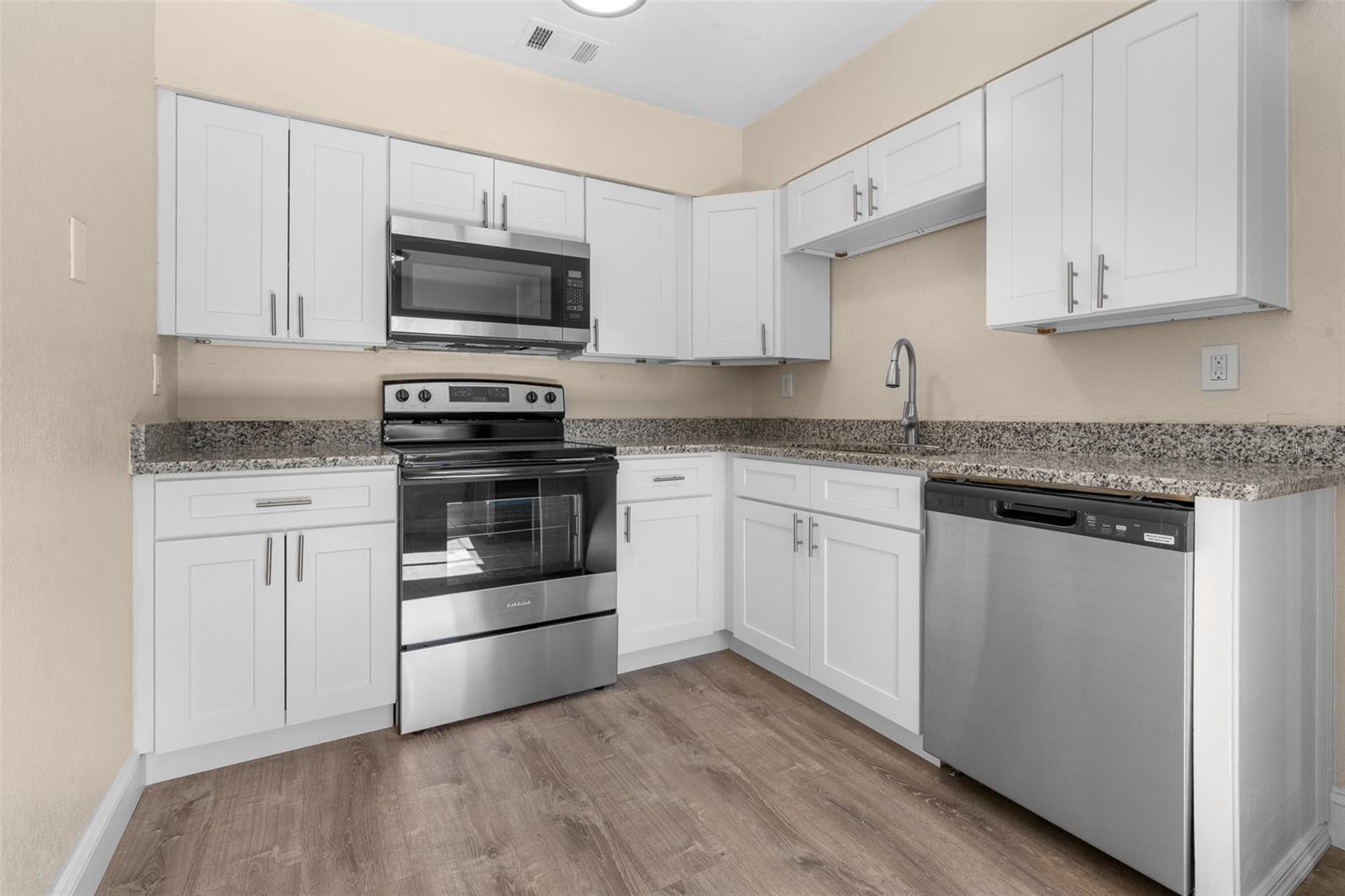 Listing photo id 10 for 1010 Fairmont Street