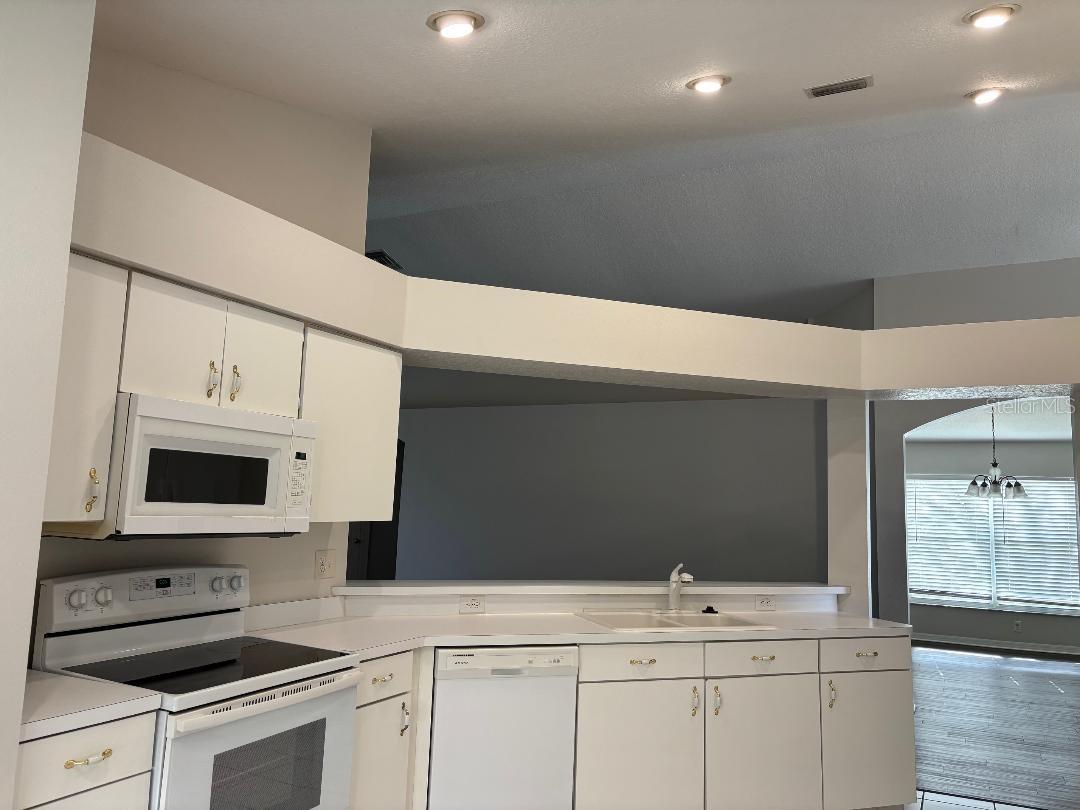 Image 18 of 54 For 1932 Grenville Court