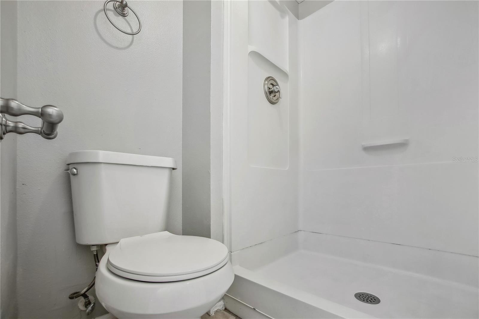 Image 18 of 20 For 787 Arthurs Court