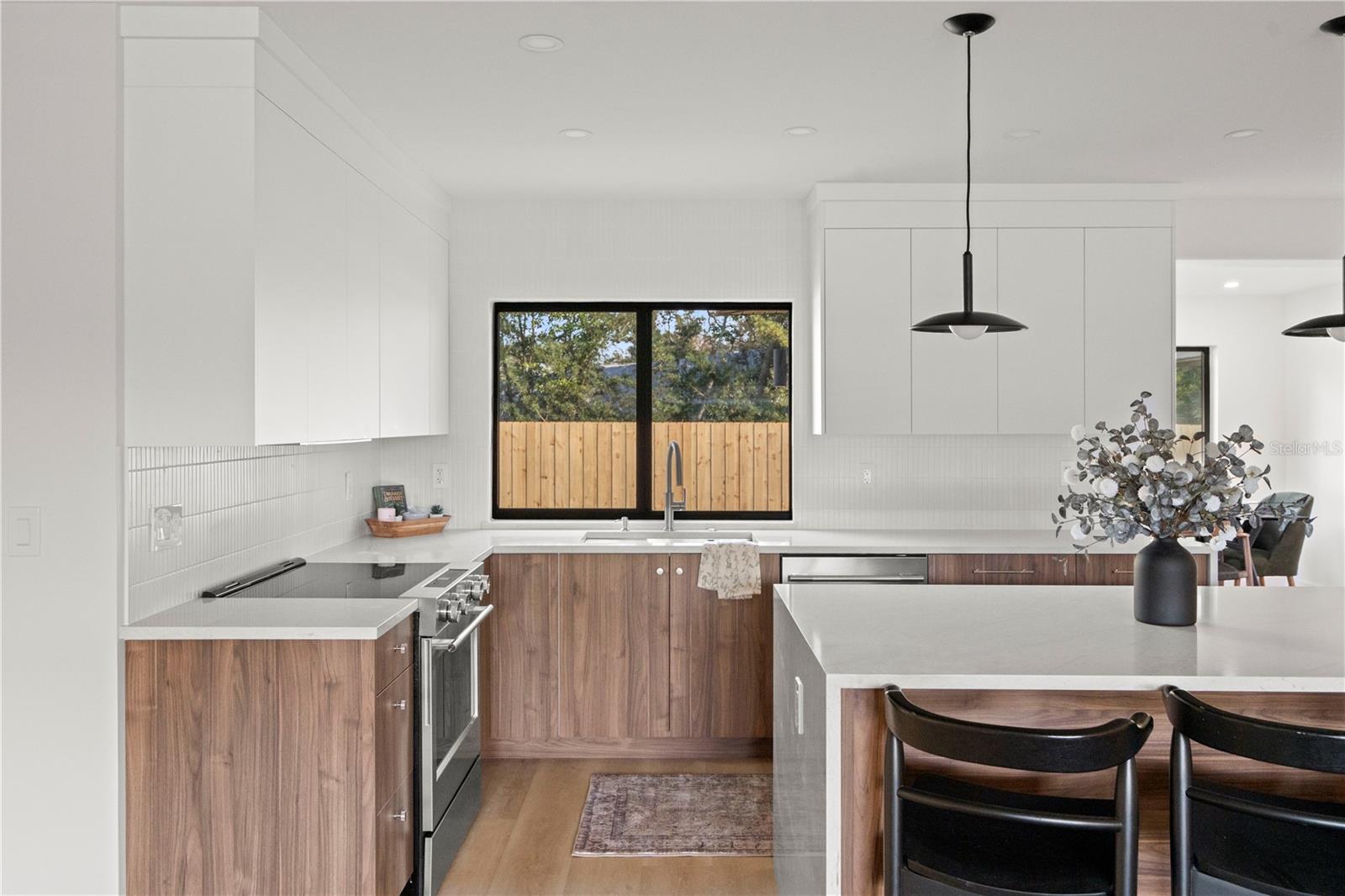 Listing photo id 11 for 2602 47th Street S