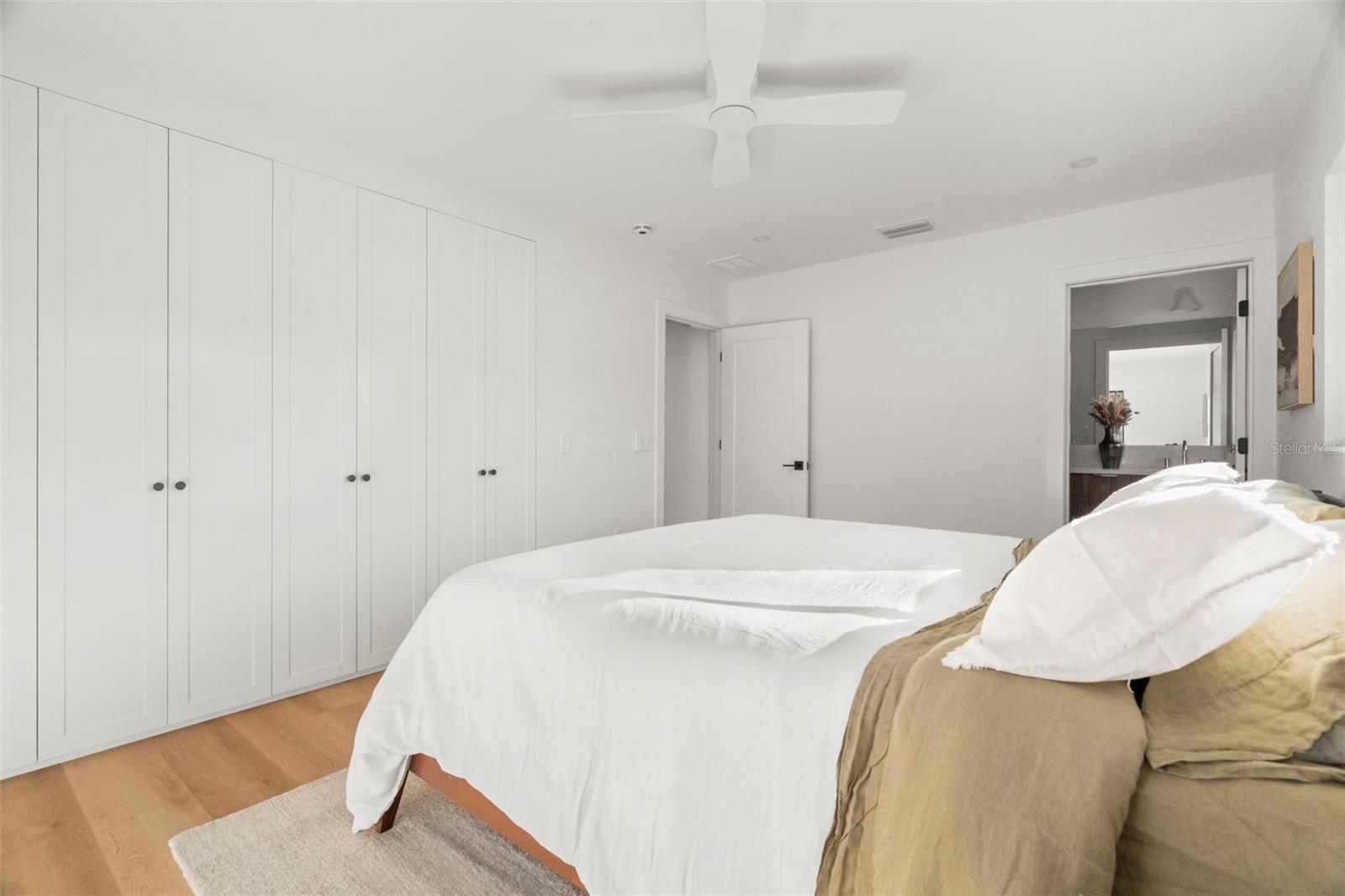 Listing photo id 19 for 2602 47th Street S