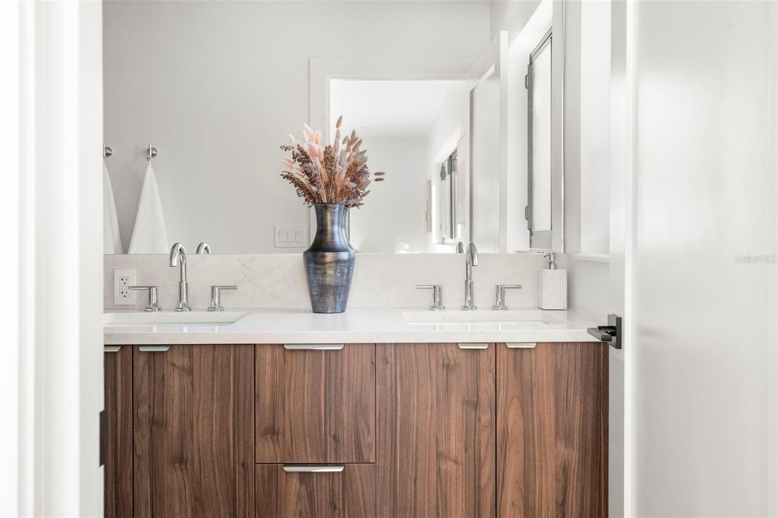 Listing photo id 20 for 2602 47th Street S