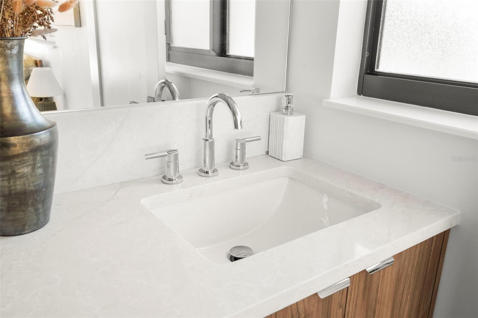 Listing photo id 21 for 2602 47th Street S