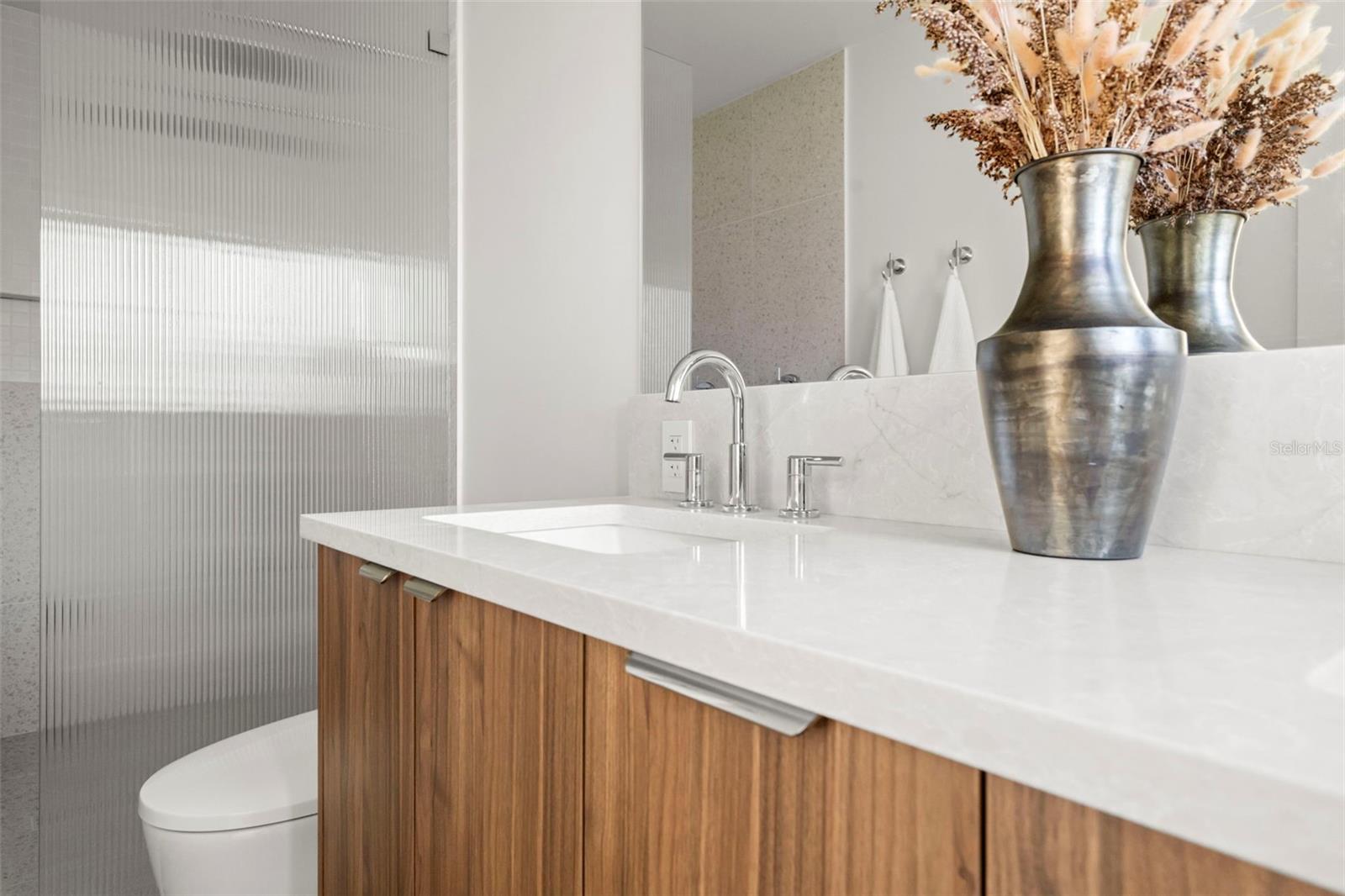 Listing photo id 23 for 2602 47th Street S