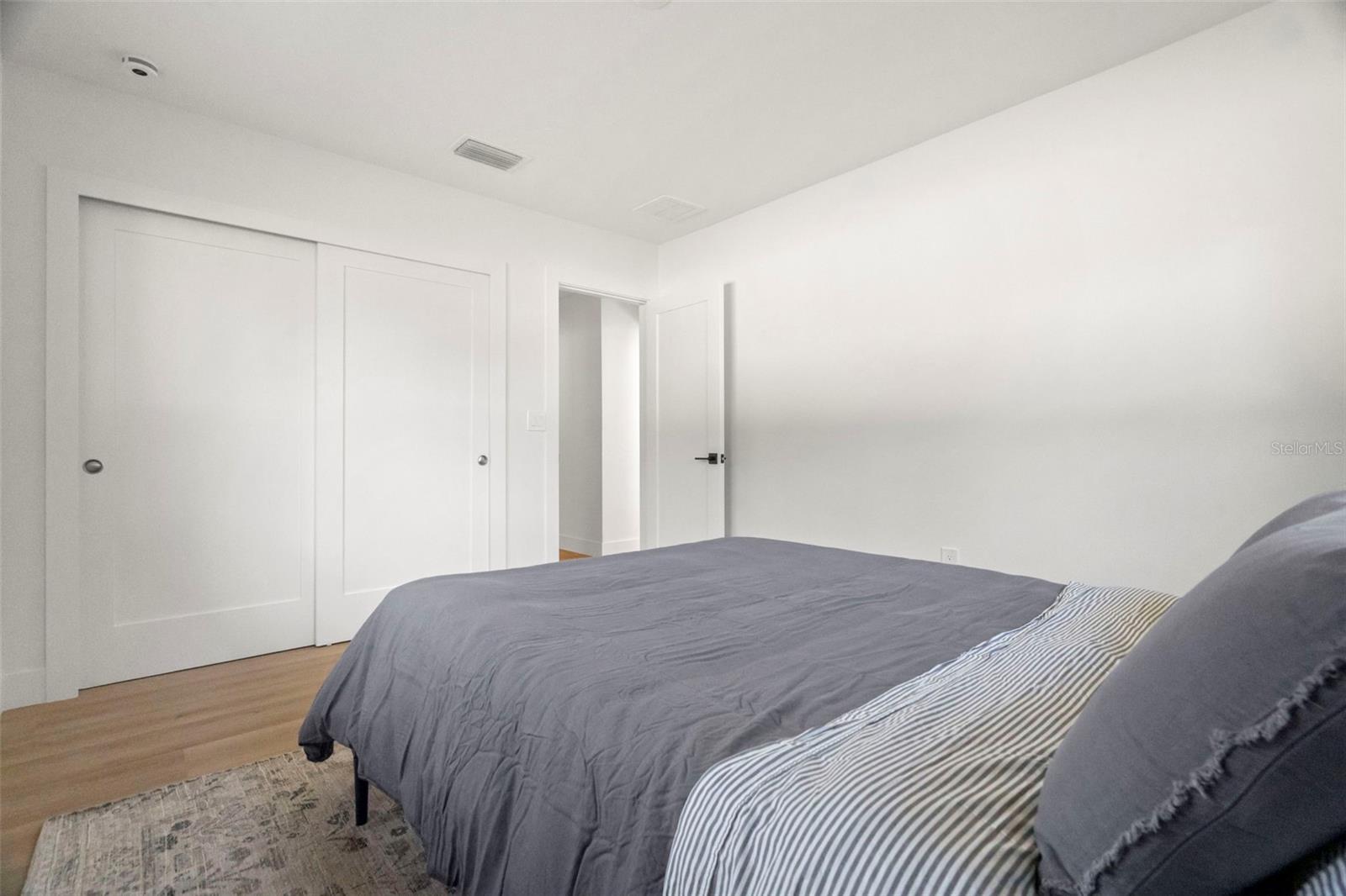 Listing photo id 25 for 2602 47th Street S