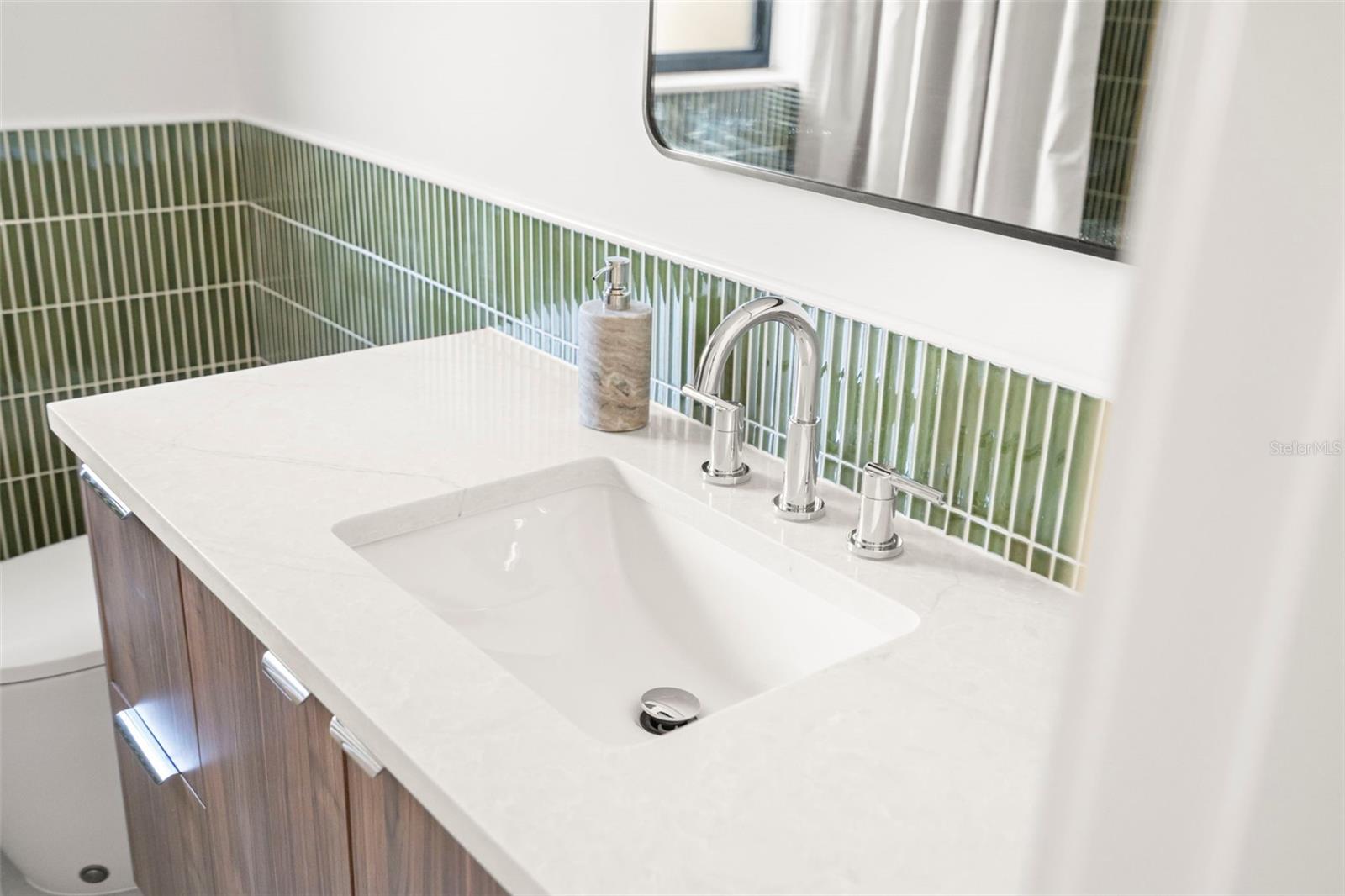 Listing photo id 28 for 2602 47th Street S