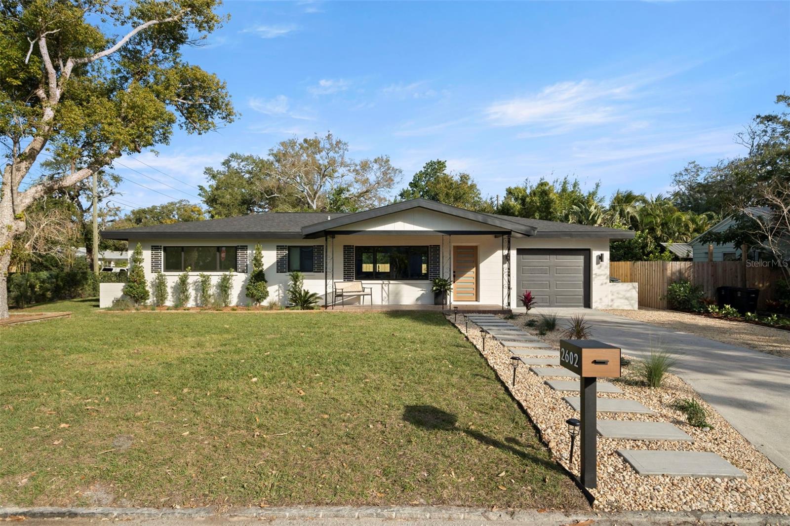 Listing photo id 2 for 2602 47th Street S